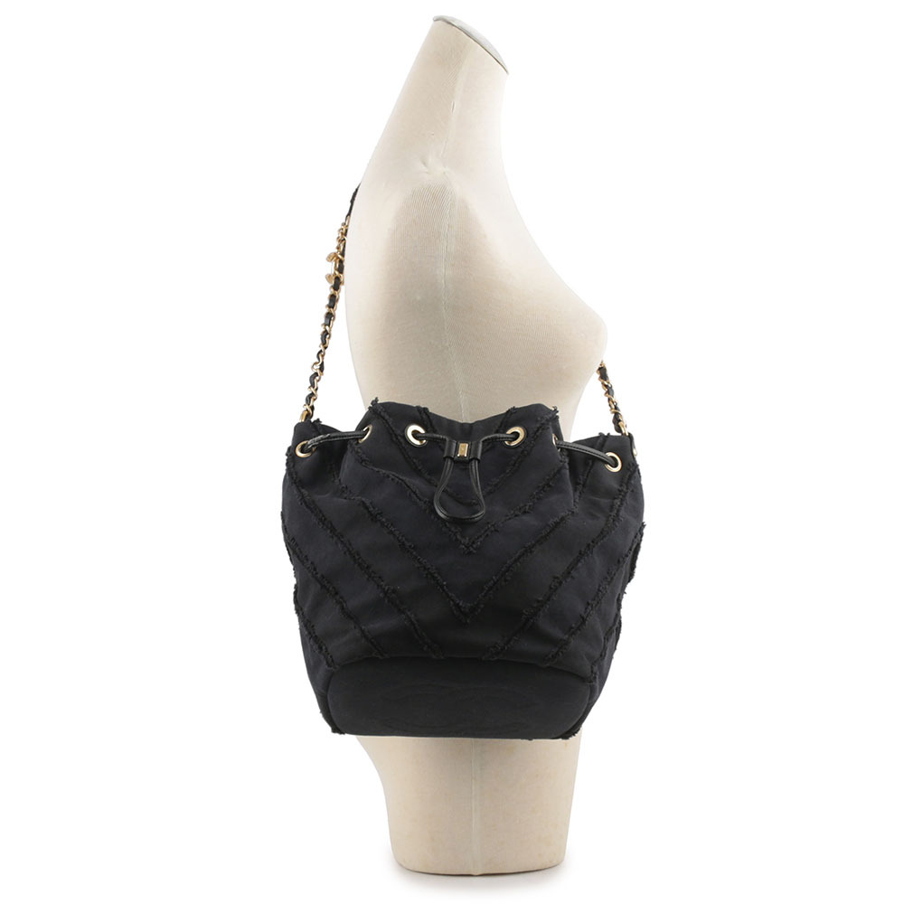 【CHANEL】V紋布質金色皮穿鍊束口水桶包(黑色) A93727 Y61146 94305