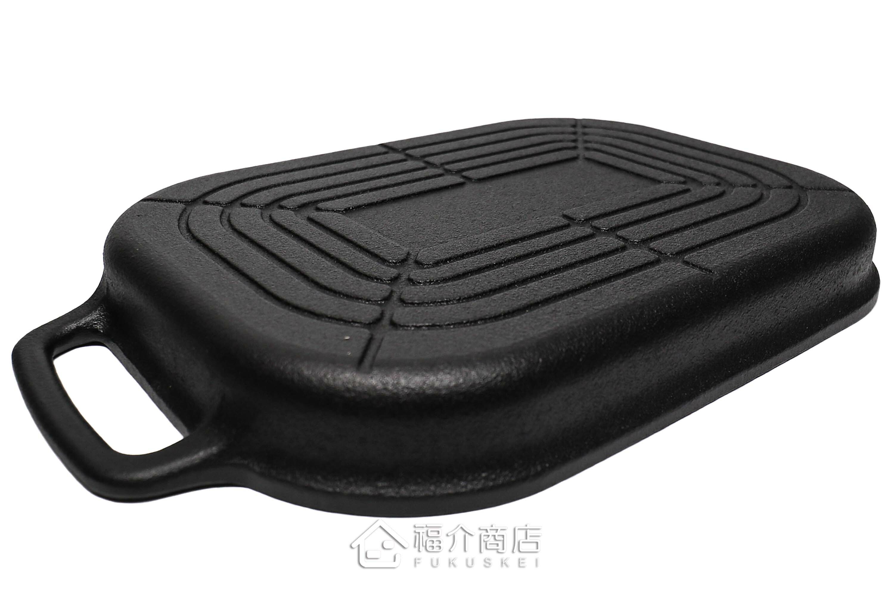 可以做煮、烤、炊、蒸、燻等多種菜餚的黑色鑄鐵萬能鍋