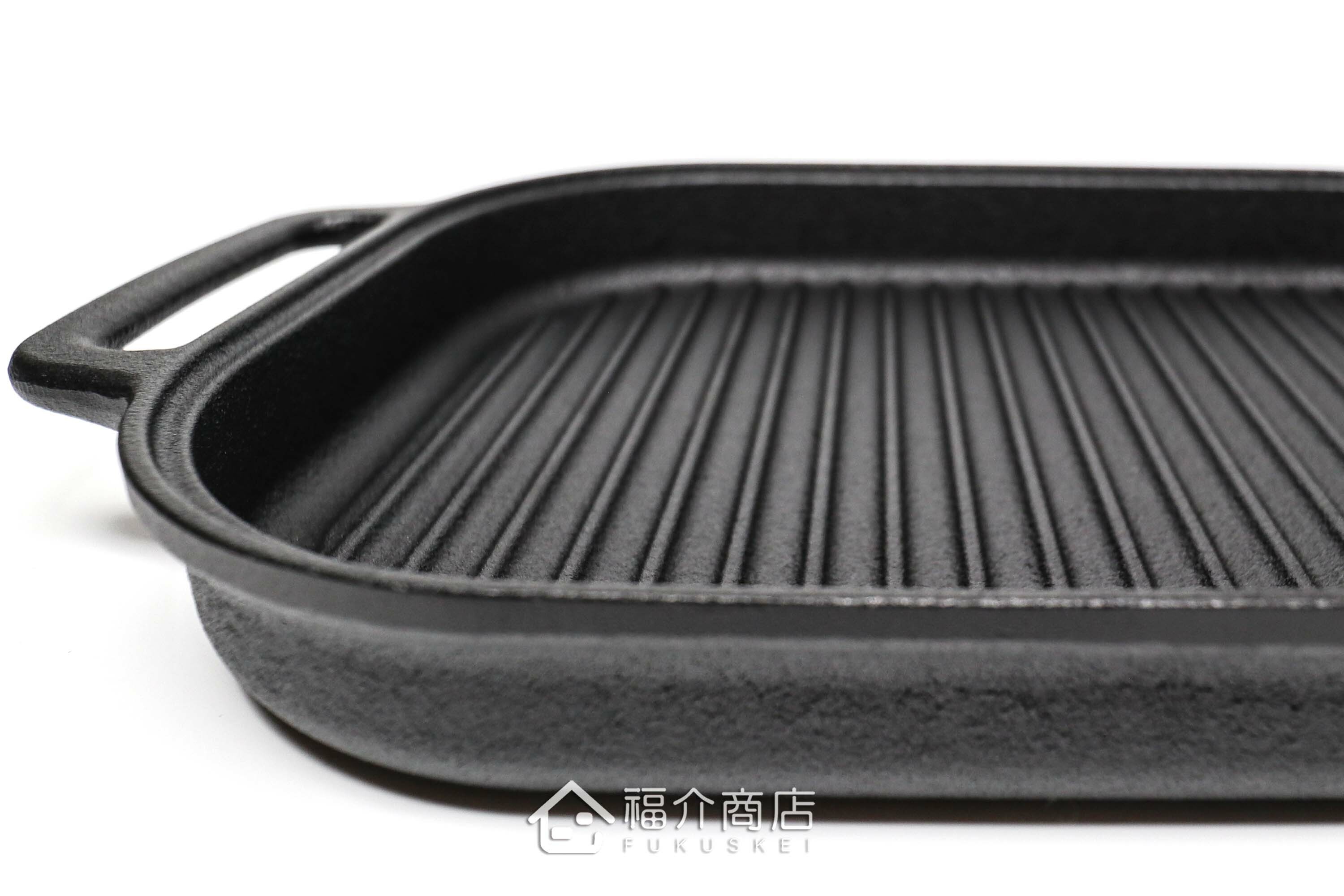 可以做煮、烤、炊、蒸、燻等多種菜餚的黑色鑄鐵萬能鍋