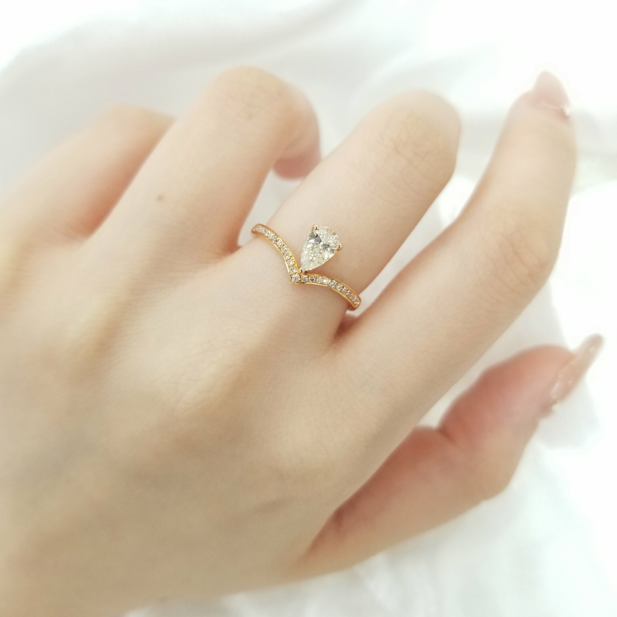 全新18K玫瑰金【單粒45份梨形鑽石】配小鑽共54份鑽石戒指