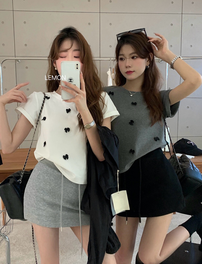 小點綴黑蝴蝶結短版上衣