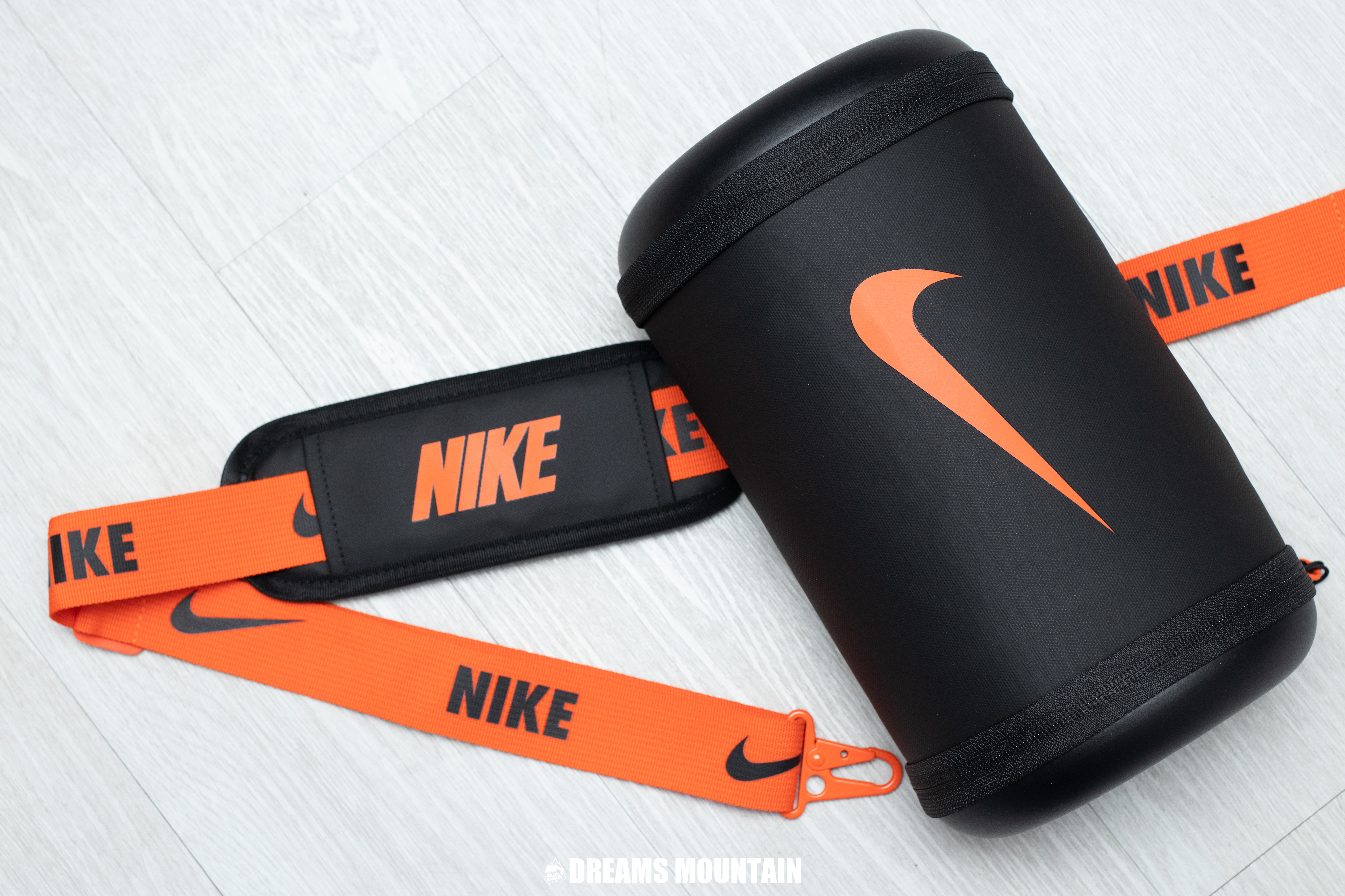 【現貨】 NIKE水桶防水斜揹袋