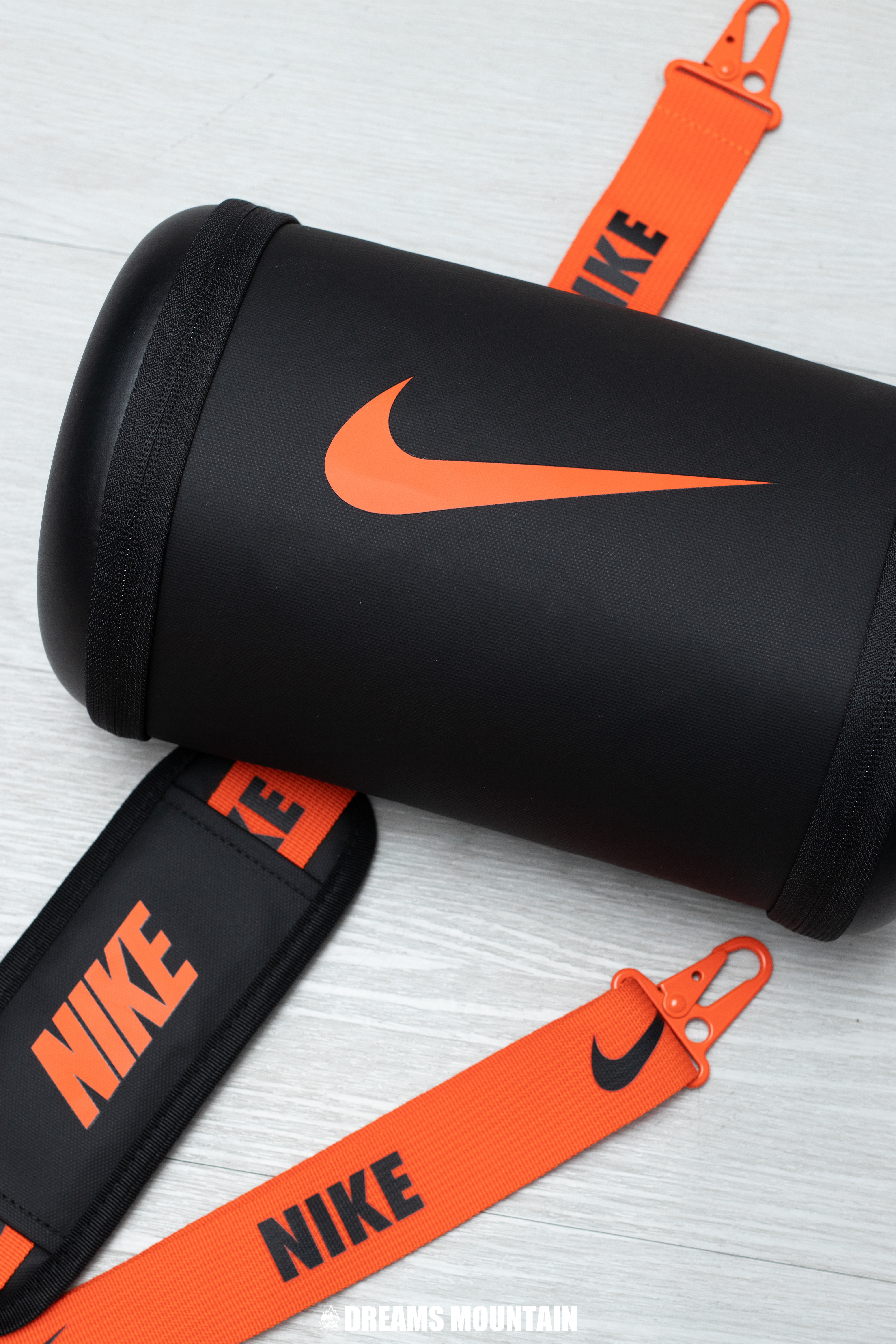 【現貨】 NIKE水桶防水斜揹袋