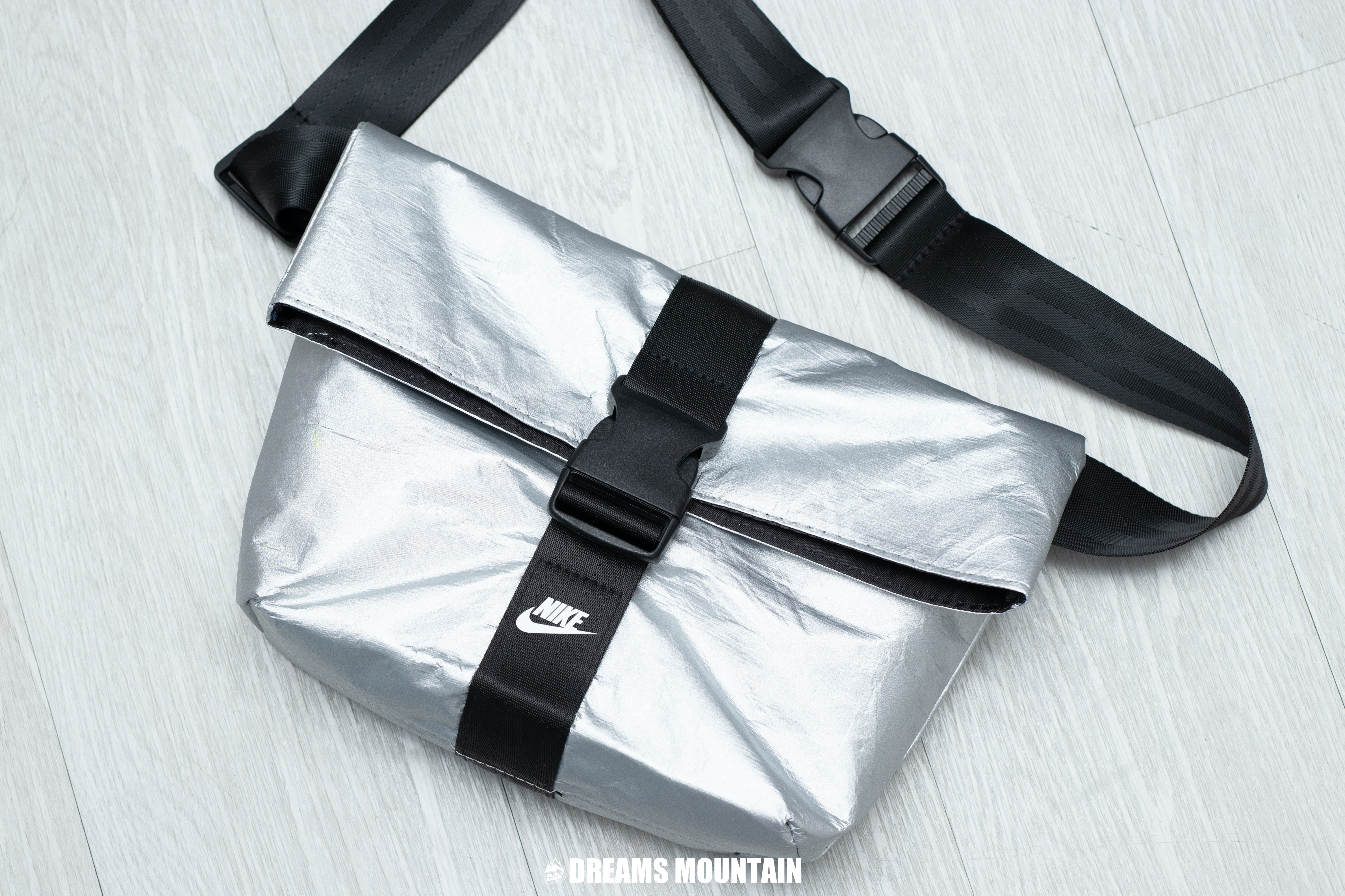 【現貨】 NIKE 銀色大扣斜揹袋