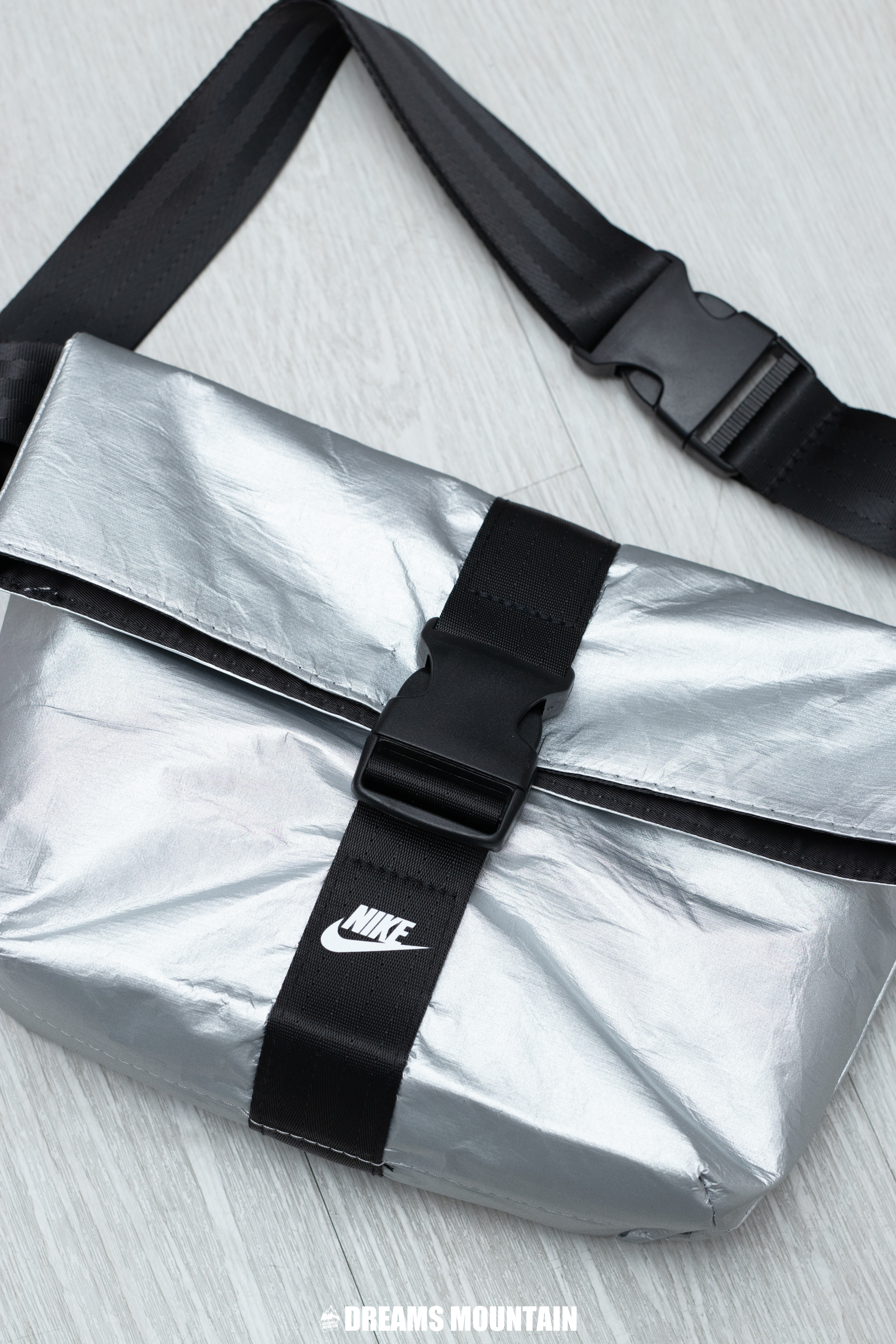 【現貨】 NIKE 銀色大扣斜揹袋