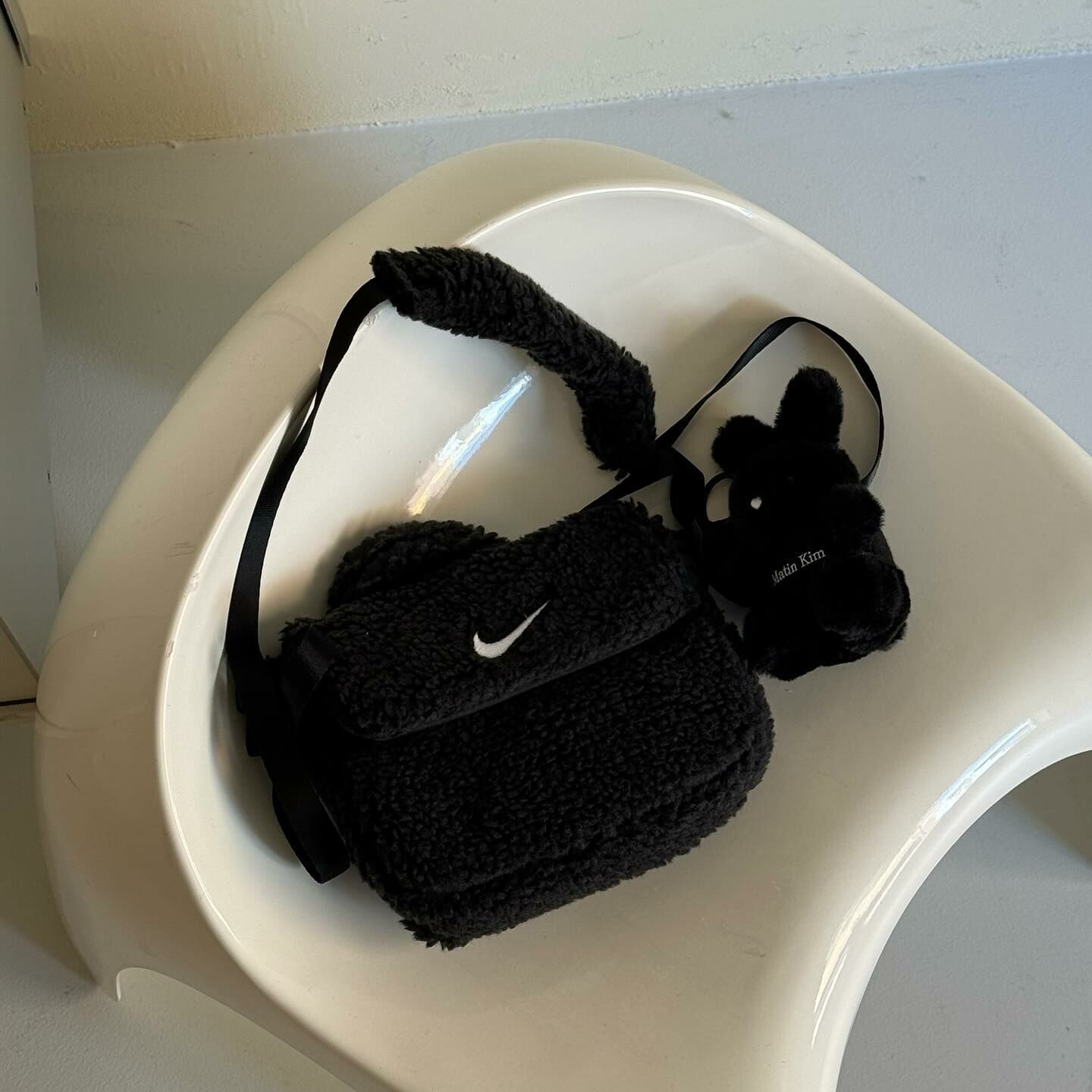 Nike Faux Fur Mini Bag 黑色 羊羔毛 小包 迷你包 側背包 多夾層 FB3039-010