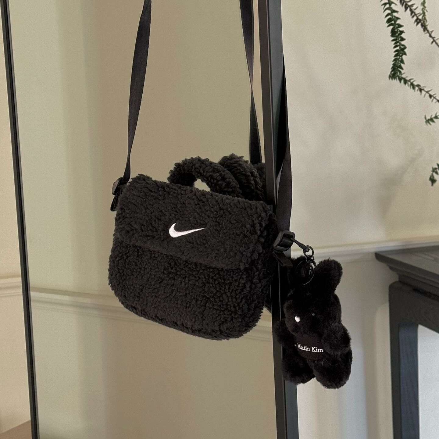 Nike Faux Fur Mini Bag 黑色 羊羔毛 小包 迷你包 側背包 多夾層 FB3039-010