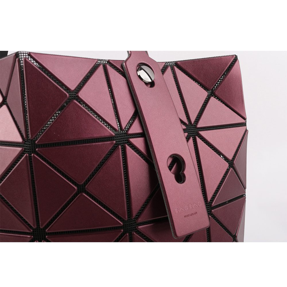 【ISSEY MIYAKE三宅一生】BAO BAO Lucent 6x6 金屬感設計托特包(酒紅色) AG673 84