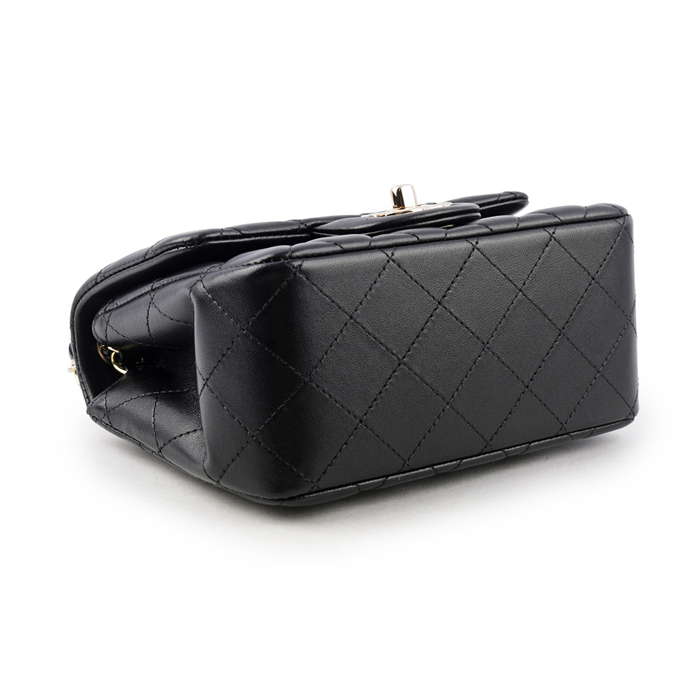 【CHANEL】金色CC Logo 菱格紋小羊皮迷你口蓋包/方胖包(黑色) A35200 Y04059 94305
