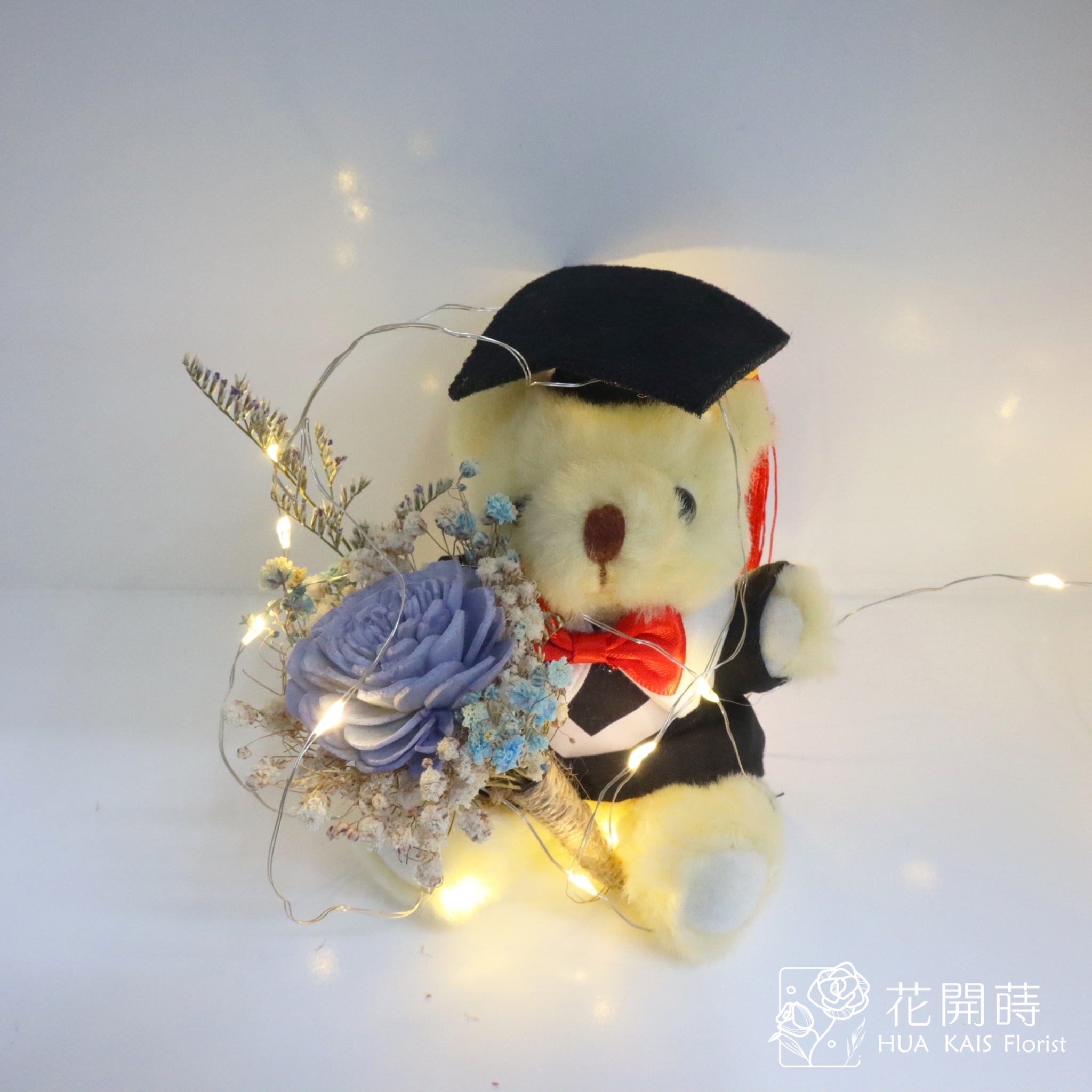 燈光提袋學士小熊-藍玫瑰索拉小花束|小熊花禮|畢業禮物|學士熊|畢業季
