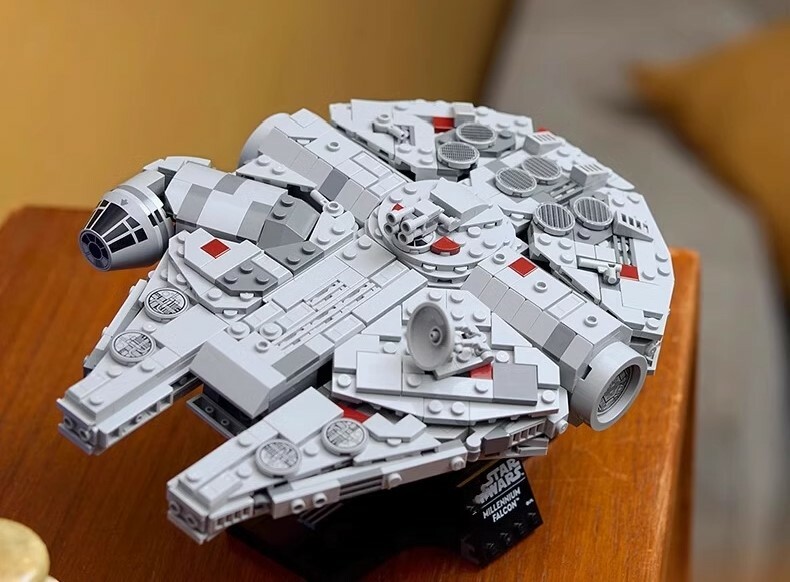 MOC Millennium Falcon Star Wars Building Set