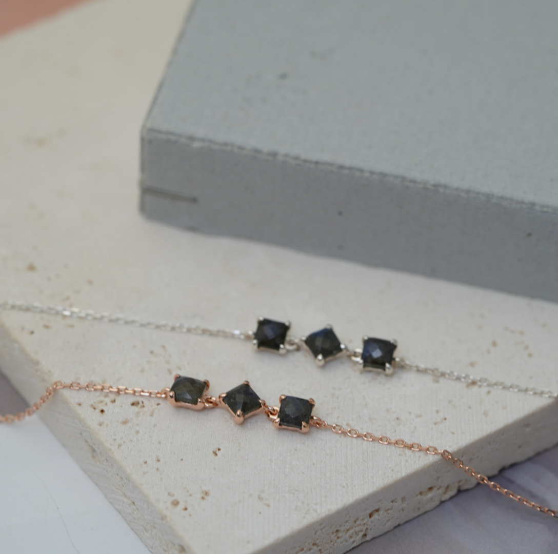 Svb49 (拉長石)(紅榴石）