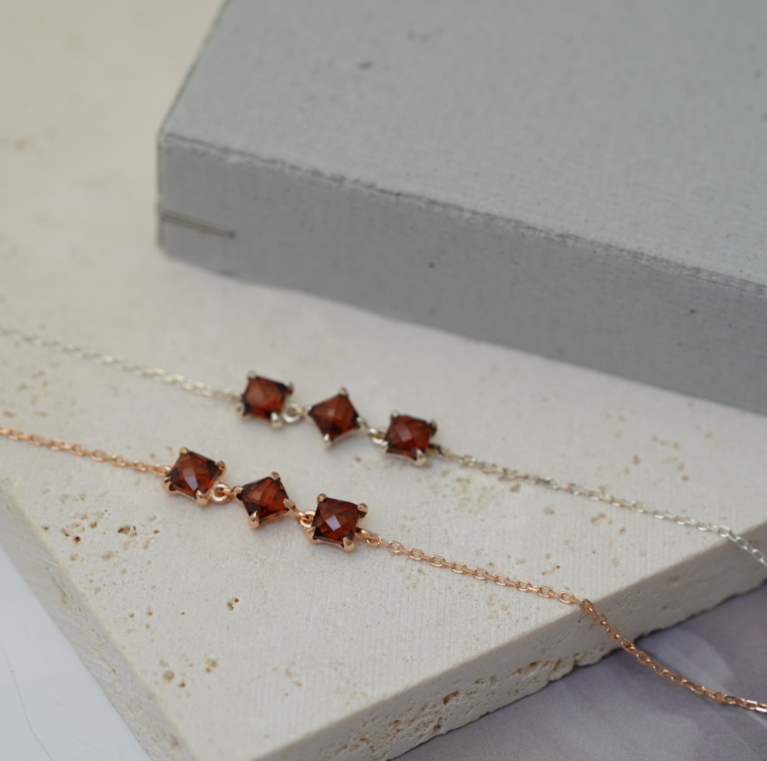 Svb49 (拉長石)(紅榴石）