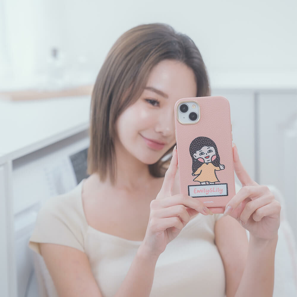 【插畫聯名】挖系小y say嗨 蜜荔粉皮革殼 - (MagSafe) (訂製名字) iPhone客製化手機殼