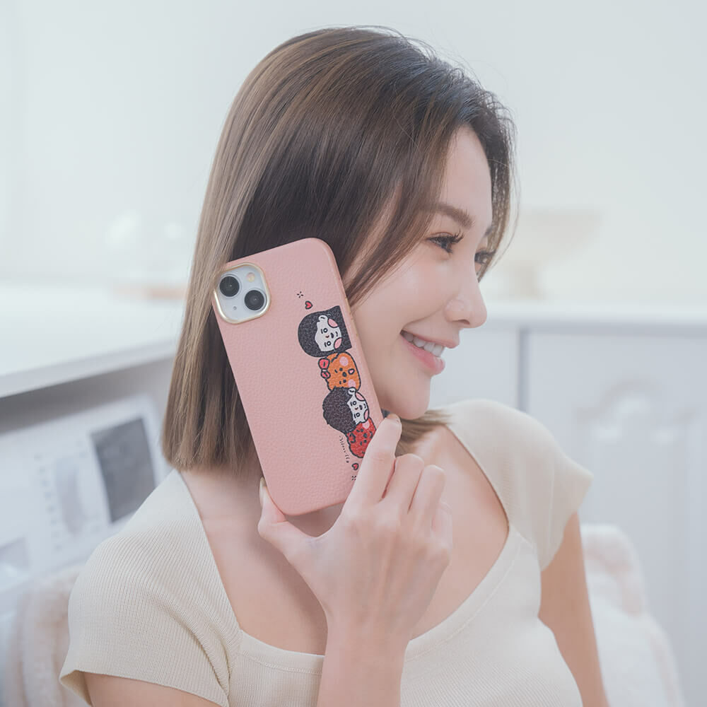 【插畫聯名】挖系小y 相親相愛 蜜荔粉皮革殼 - (MagSafe) (訂製名字) iPhone客製化手機殼