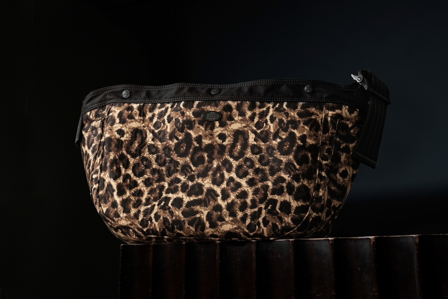 METALIZE Cool Cats豹紋尼龍報童包(聯名款)