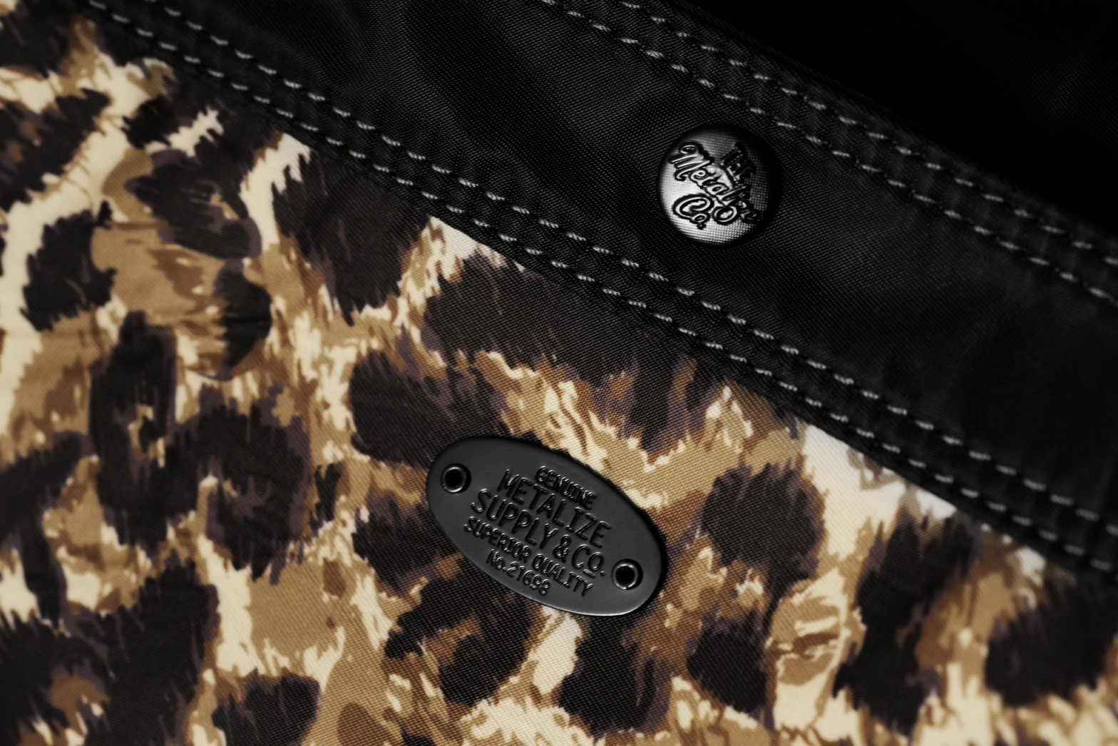 METALIZE Cool Cats豹紋尼龍報童包(聯名款)