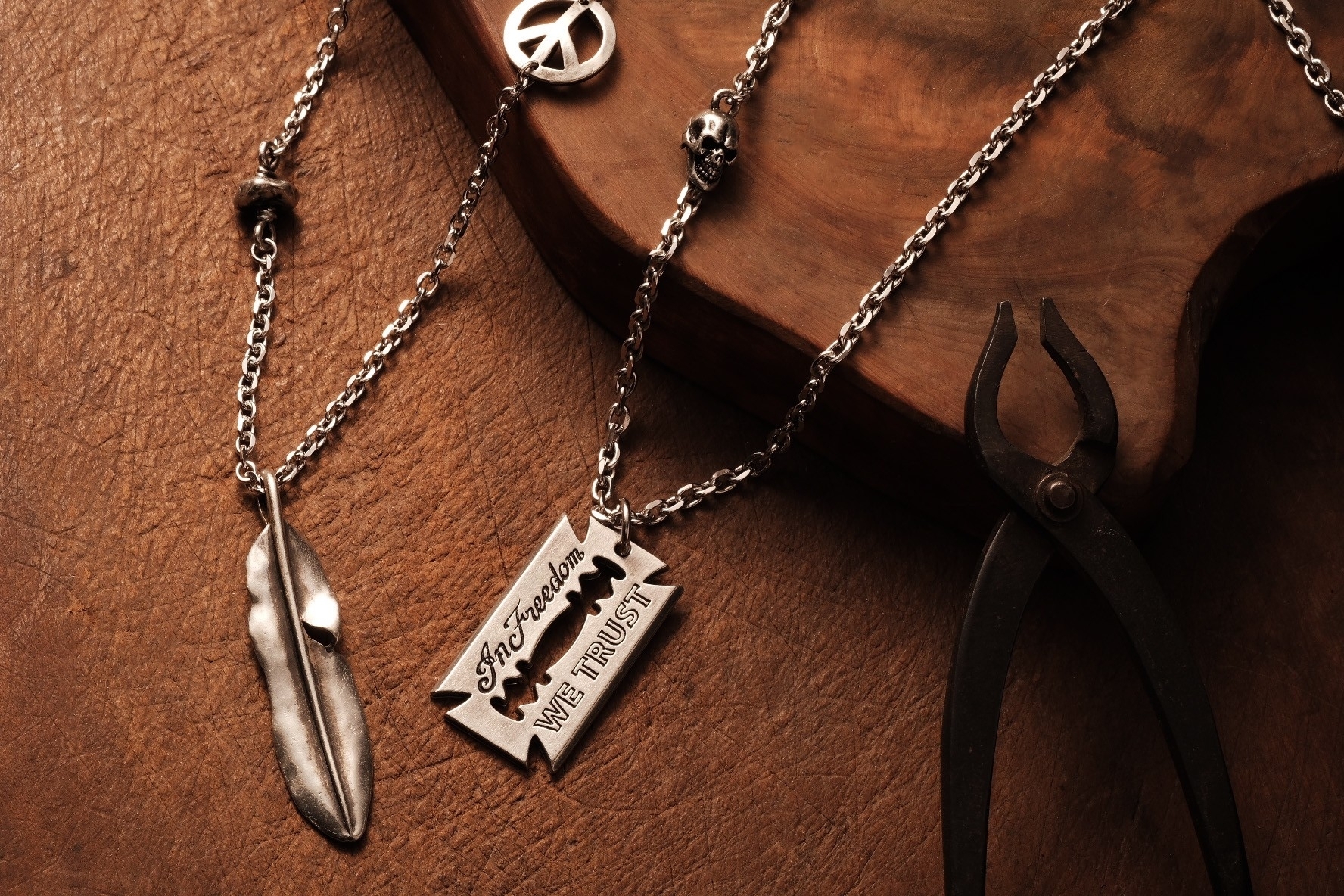 METALIZE 鐵十字刀片項鍊