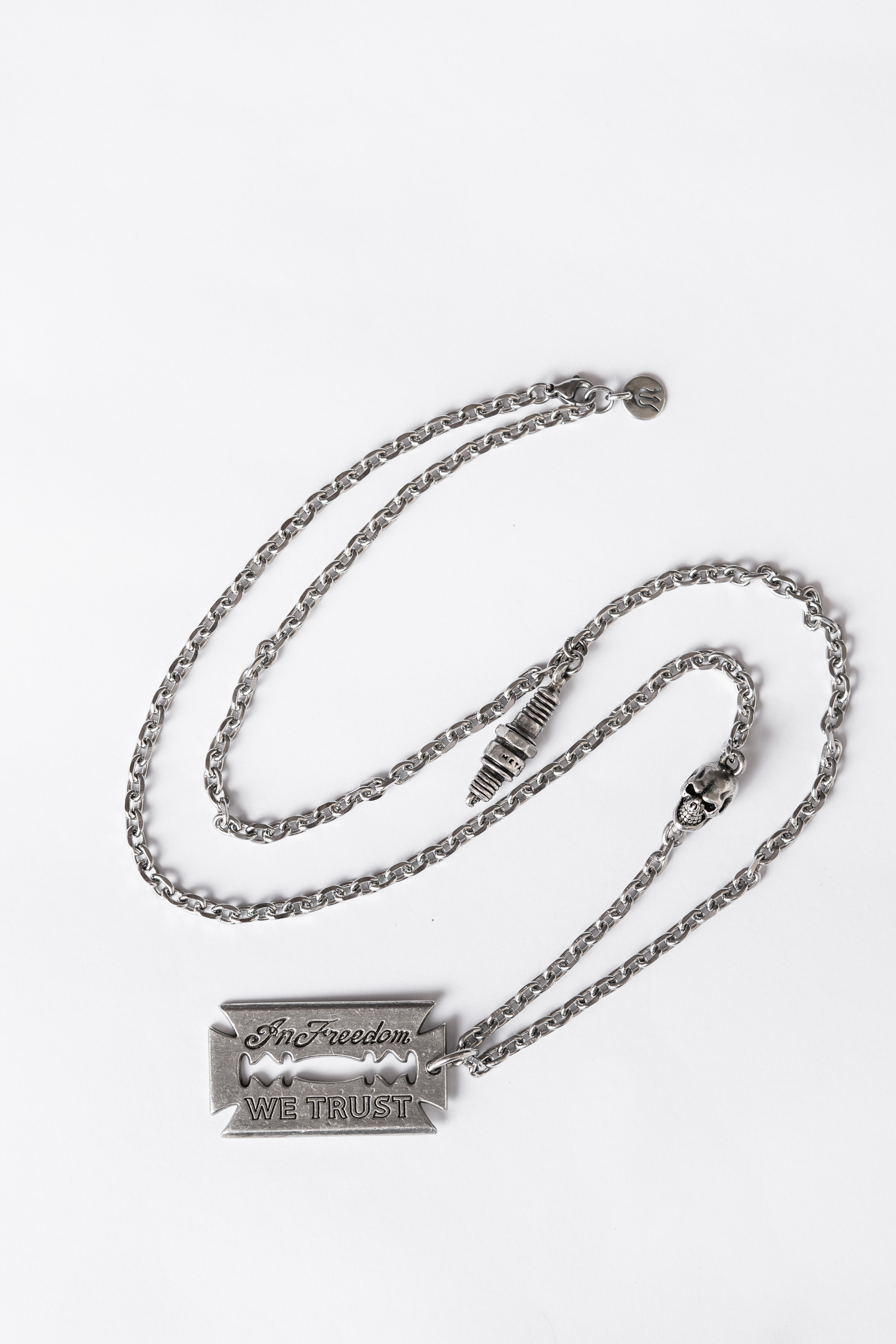 METALIZE 鐵十字刀片項鍊