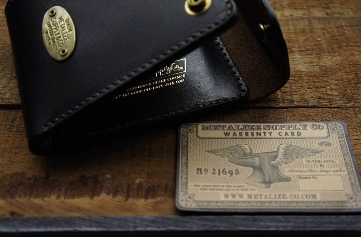 METALIZE 經典銅牌茶芯皮革對折短夾