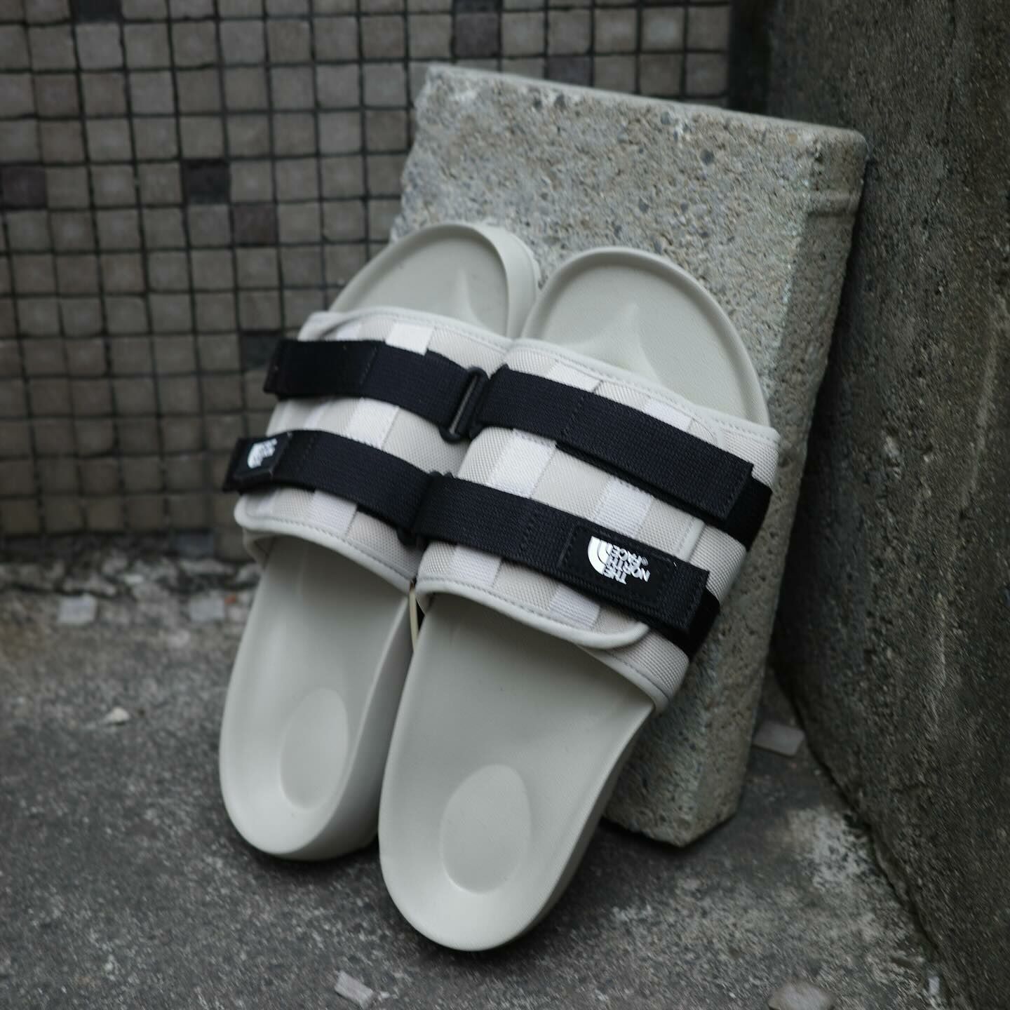 The North Face 魔鬼氈涼拖鞋 北臉拖 卡其黑「ns98p04