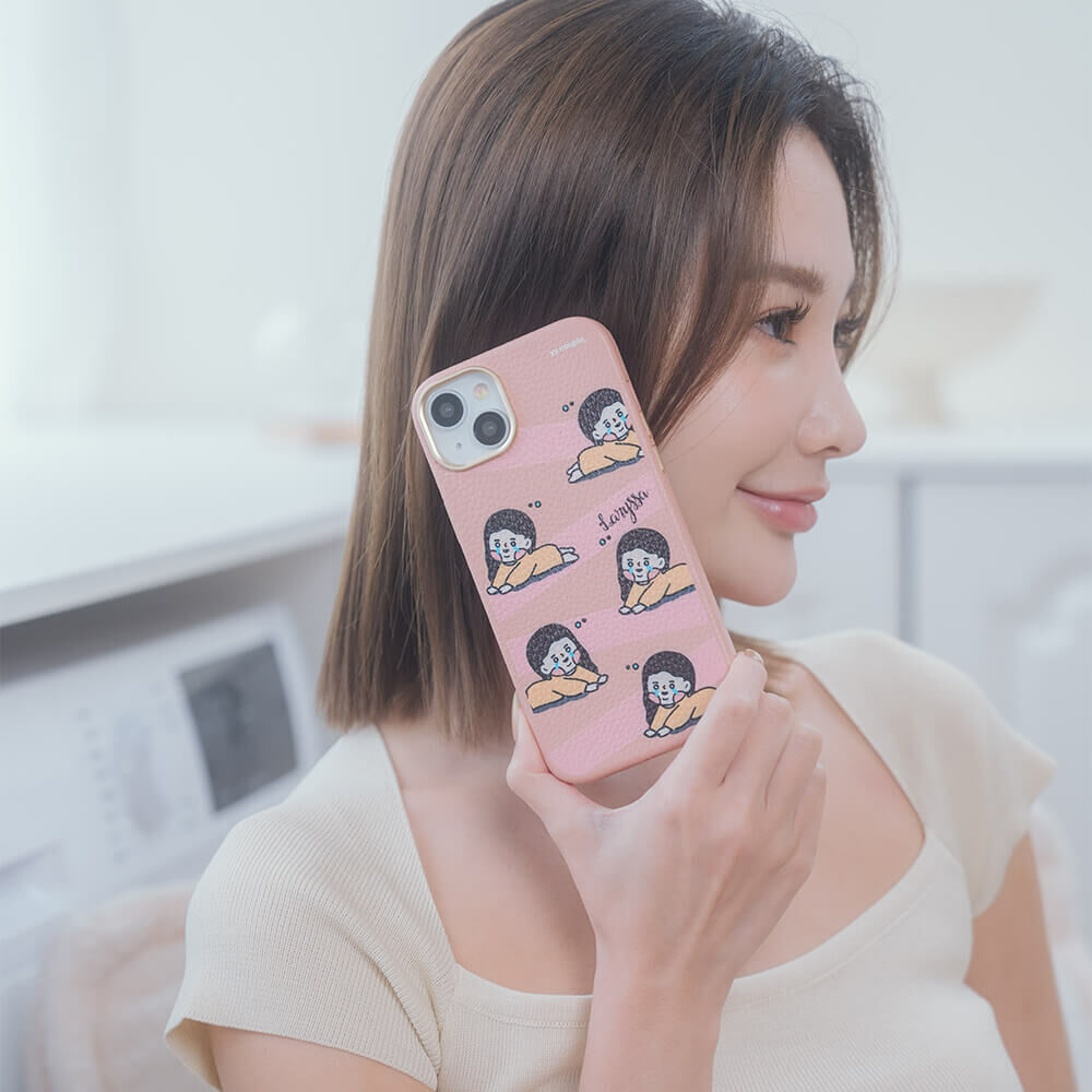 【插畫聯名】挖系小y 不許哭哭 蜜荔粉皮革殼 - (MagSafe) (訂製名字) iPhone客製化手機殼