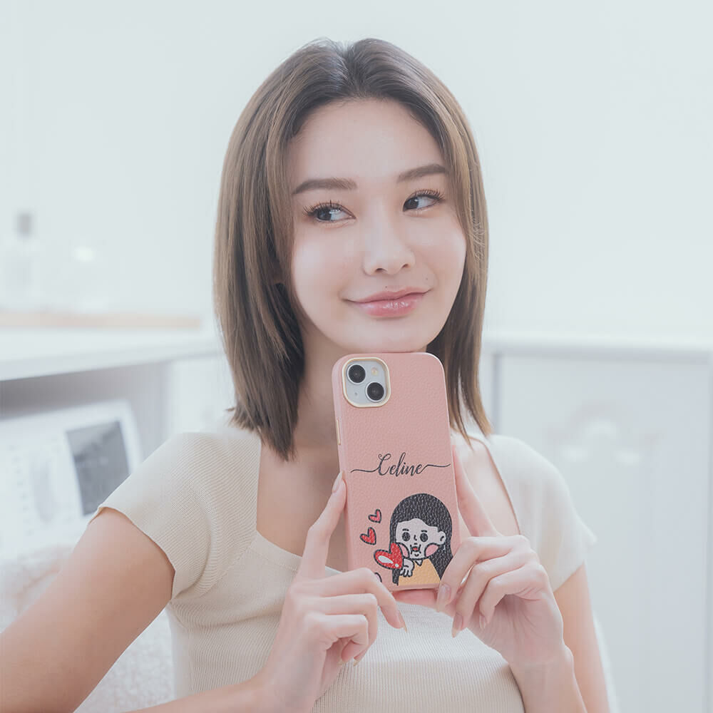 【插畫聯名】挖系小y 戀愛少女 蜜荔粉皮革殼 - (MagSafe) (訂製名字) iPhone客製化手機殼