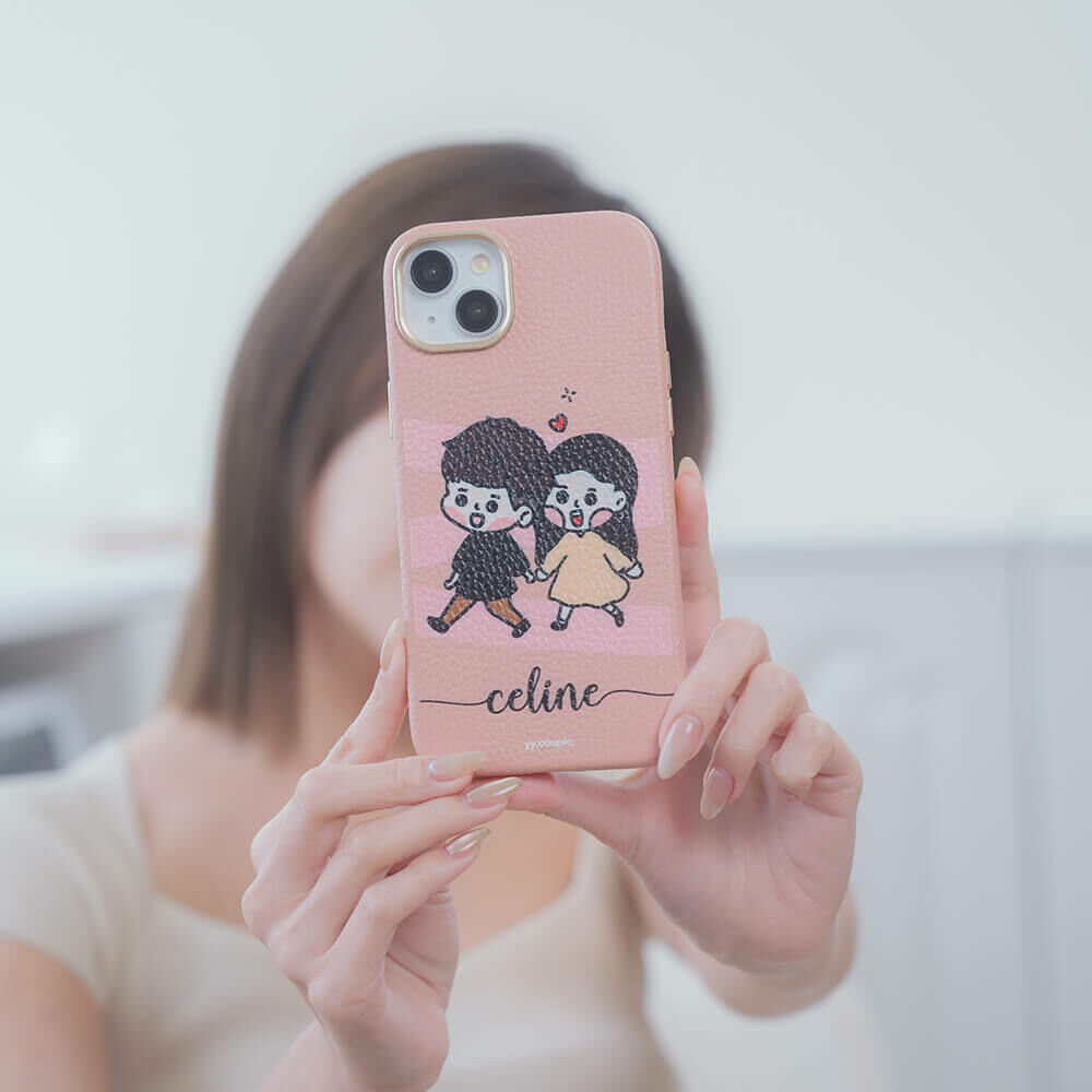 【插畫聯名】挖系小y 黑皮情侶 蜜荔粉皮革殼 - (MagSafe) (訂製名字) iPhone客製化手機殼