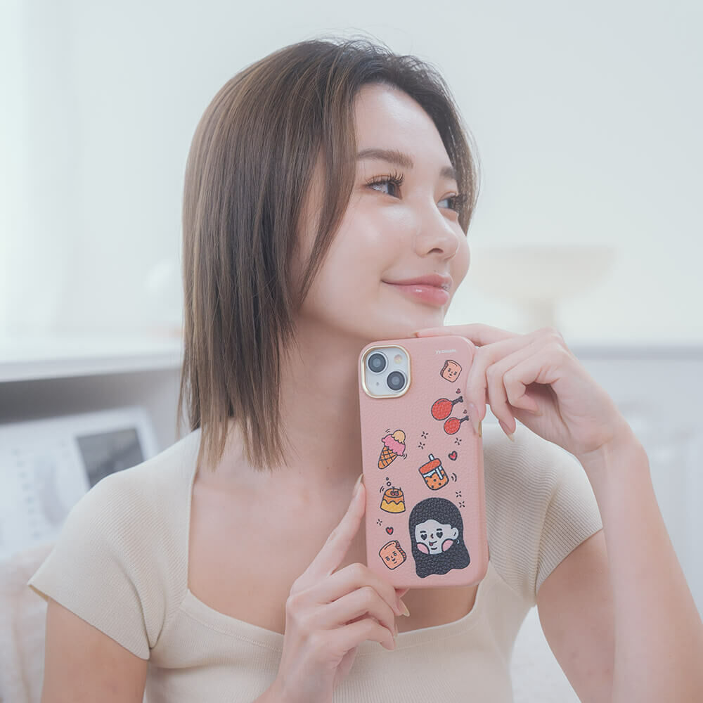 【插畫聯名】挖系小y 貪吃小y 蜜荔粉皮革殼 - (MagSafe) (訂製名字) iPhone客製化手機殼