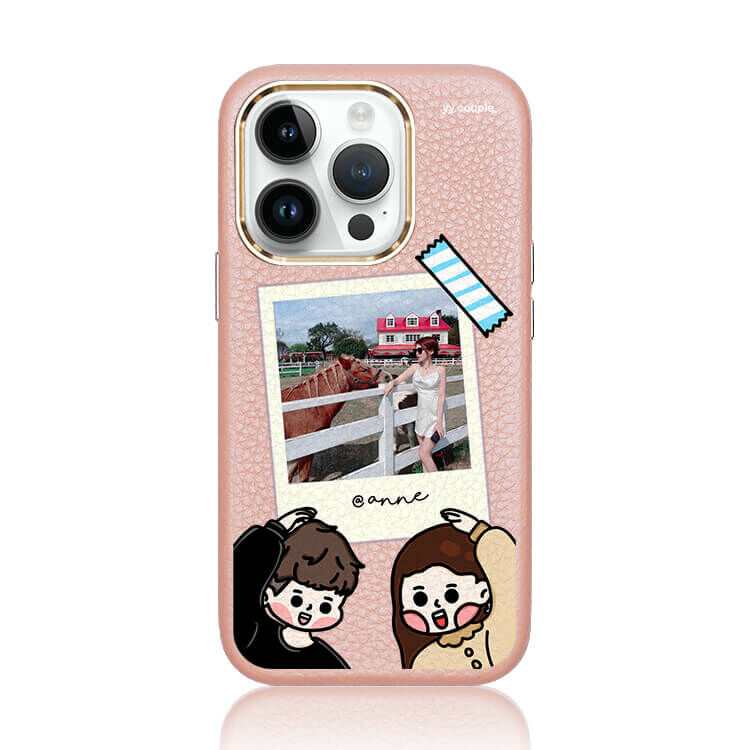 【插畫聯名】挖系小y 幸福情人 蜜荔粉皮革殼 - (MagSafe) (訂製名字) iPhone客製化手機殼