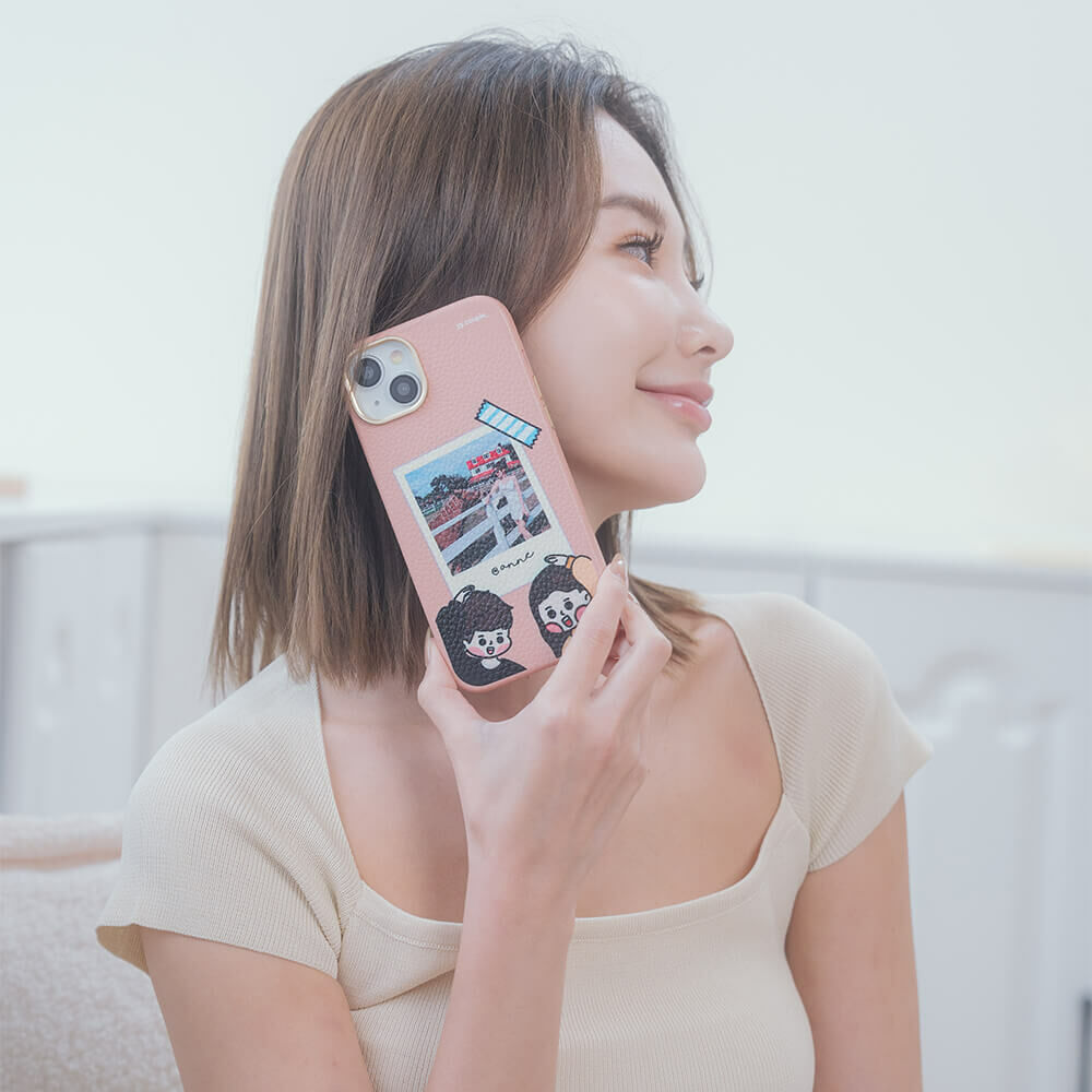 【插畫聯名】挖系小y 幸福情人 蜜荔粉皮革殼 - (MagSafe) (訂製名字) iPhone客製化手機殼