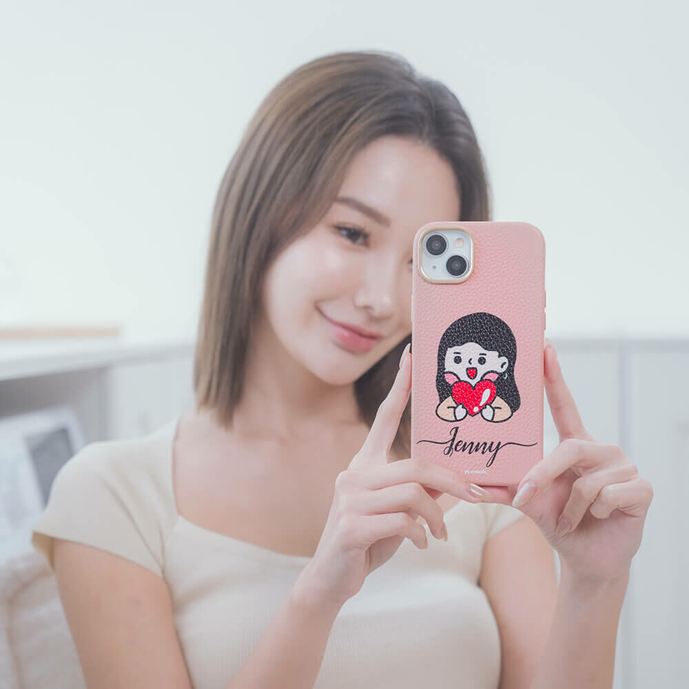 【插畫聯名】挖系小y 蜜荔粉皮革殼 - (MagSafe) (訂製名字) iPhone客製化手機殼