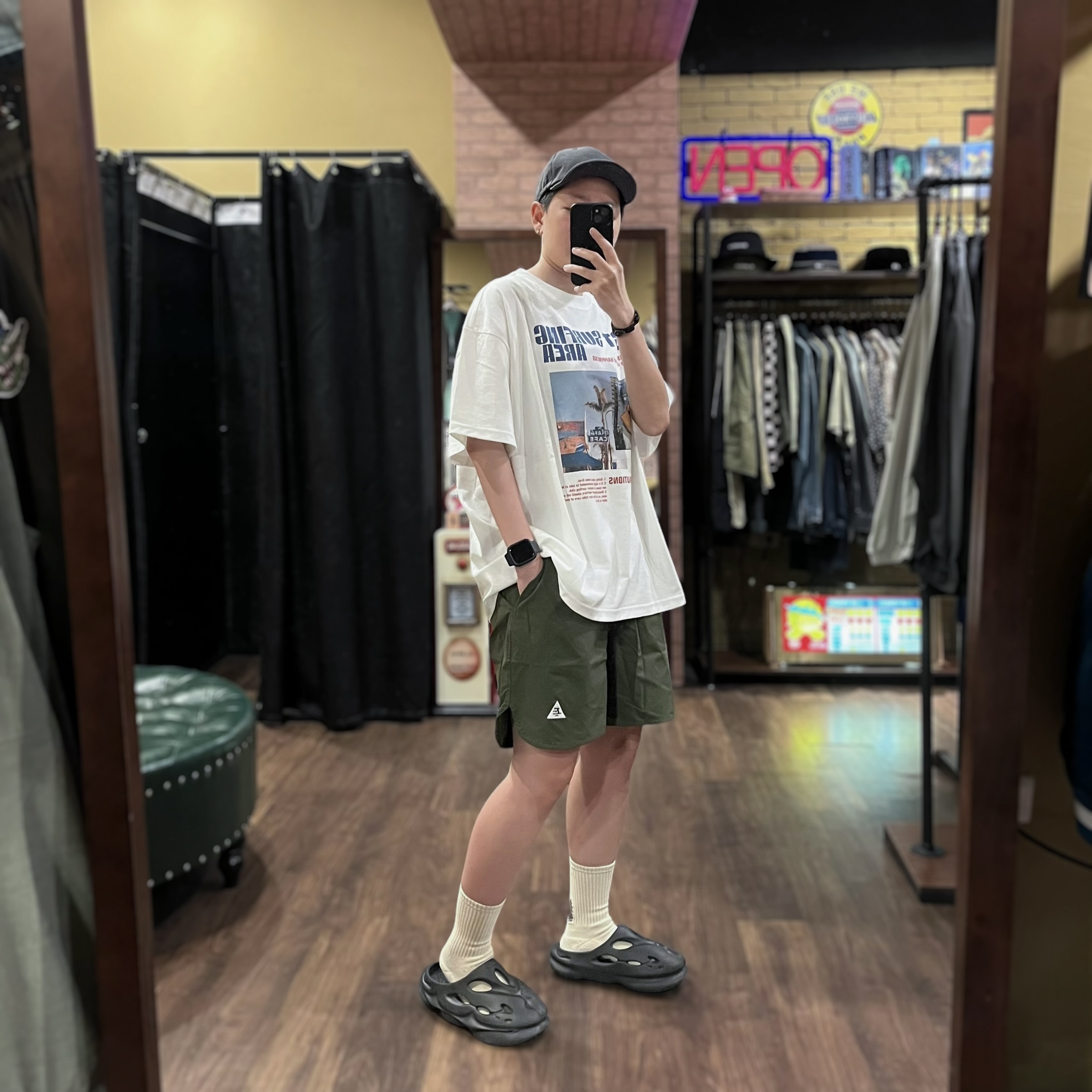 弧形開叉運動刺繡短褲