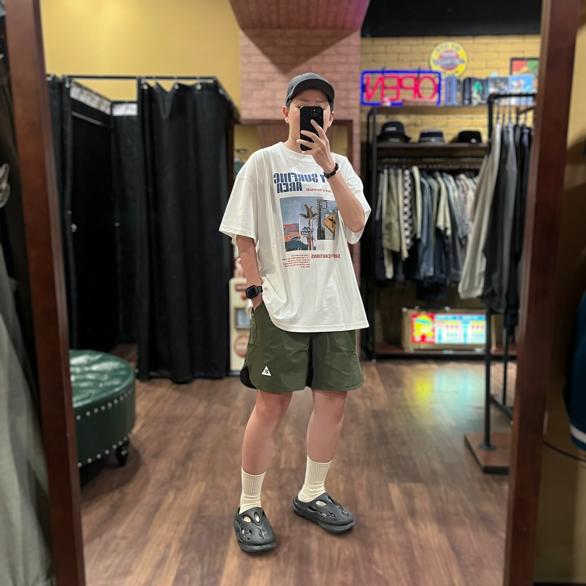 弧形開叉運動刺繡短褲