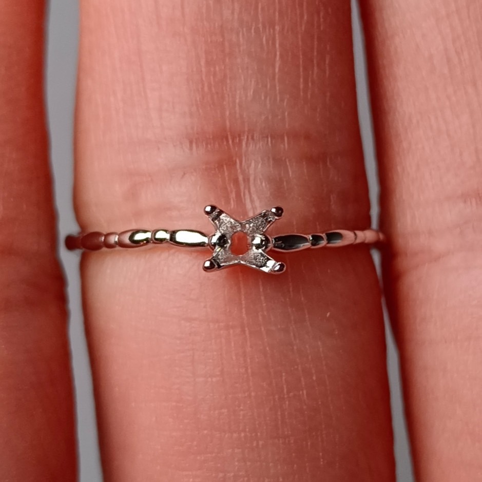 女戒橢圓3*4mm空托