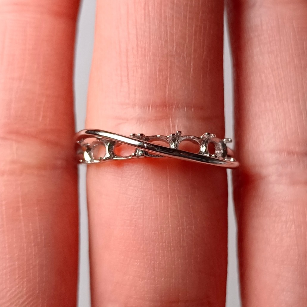 女戒橢圓3*4mm空托