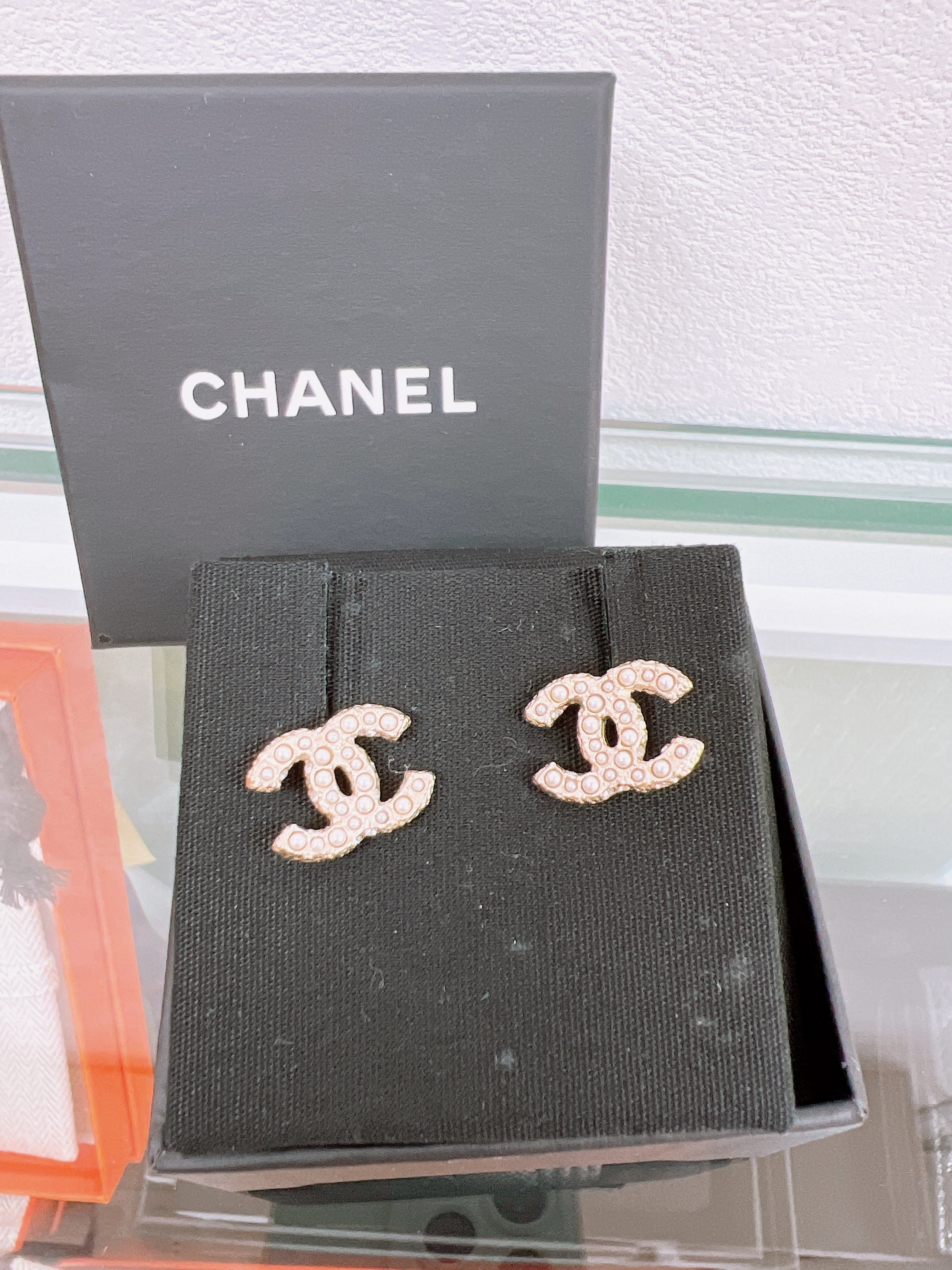 Chanel earrings gold logo 21v