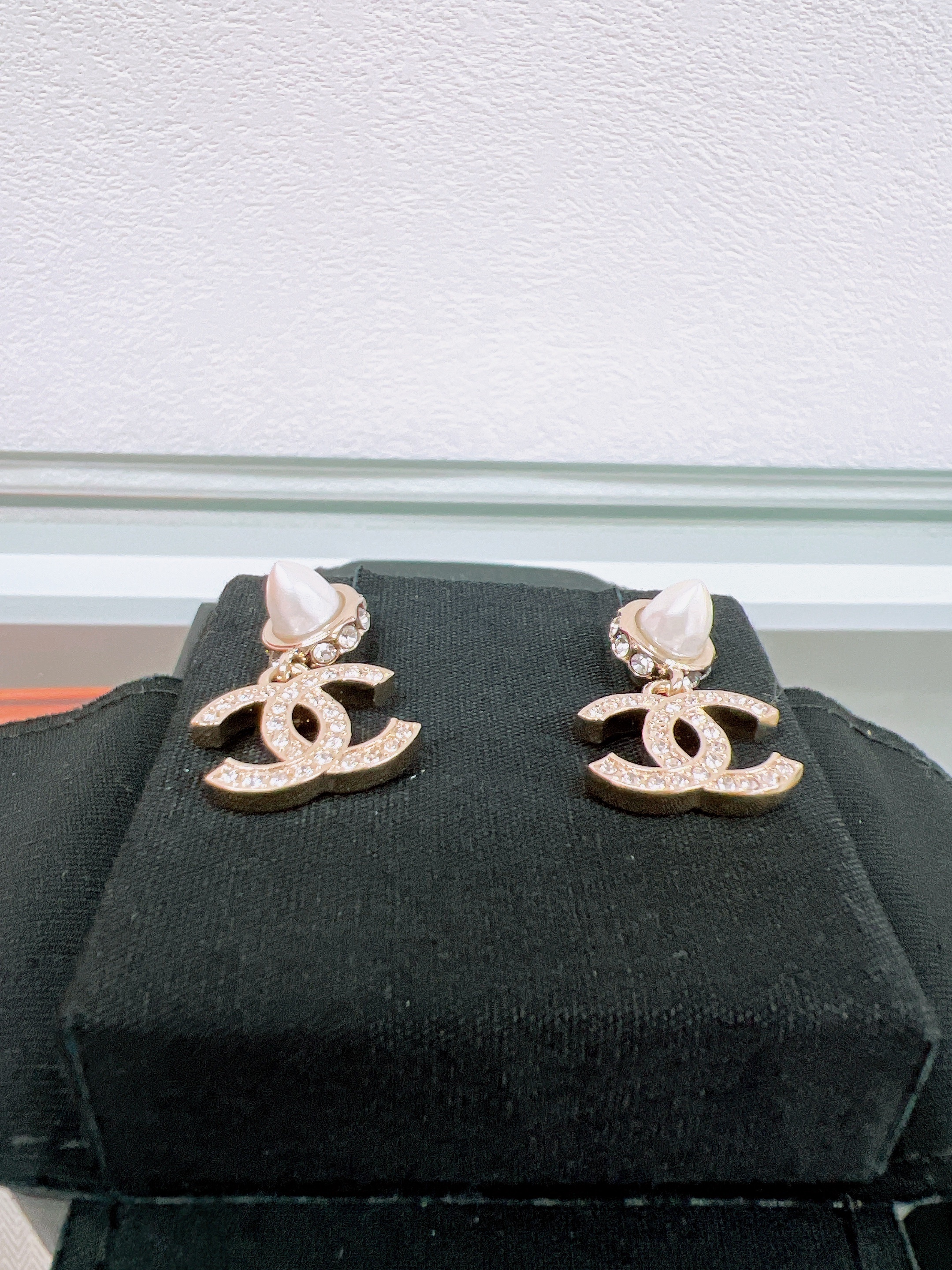 *Unused* Chanel earrings logo pearl pendant 22c