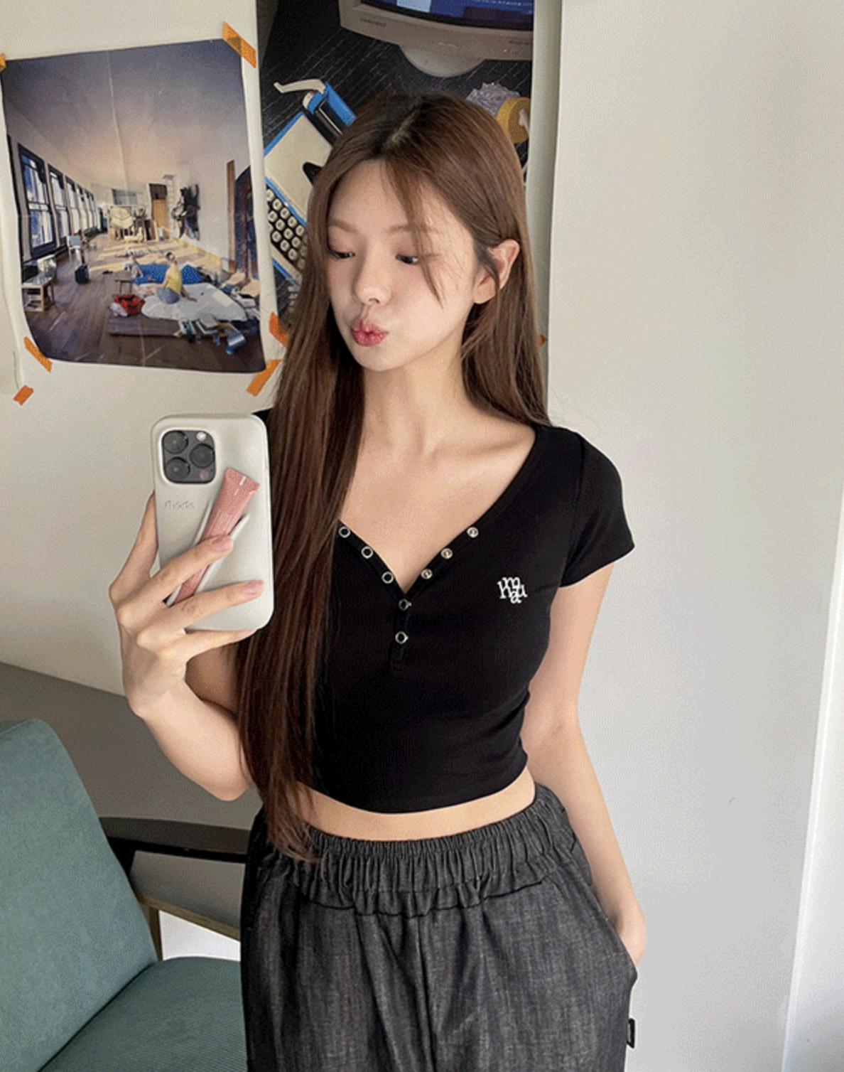 預訂｜MUAHMUAH Logo Stitch Button Crop Half T-Shirt (3 COLOR)