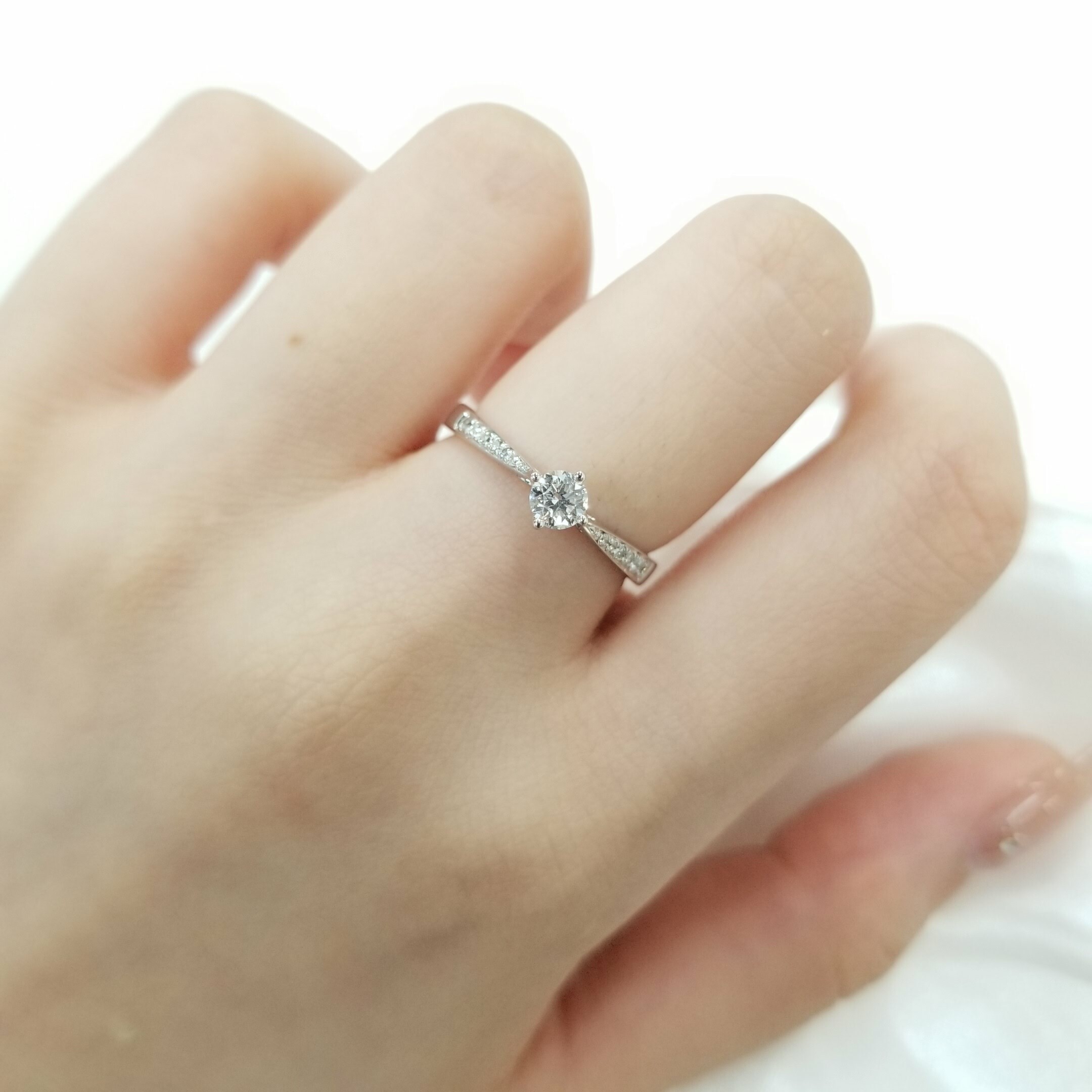 全新18K白金【單粒24份鑽石】 配小鑽共31份鑽石戒指