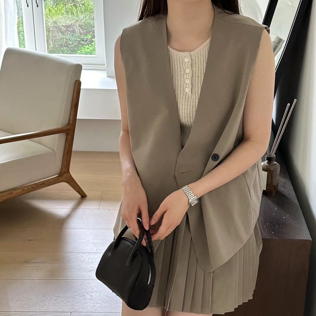 M04穿上會直接包色斜釦薄西料背心(咖綠)