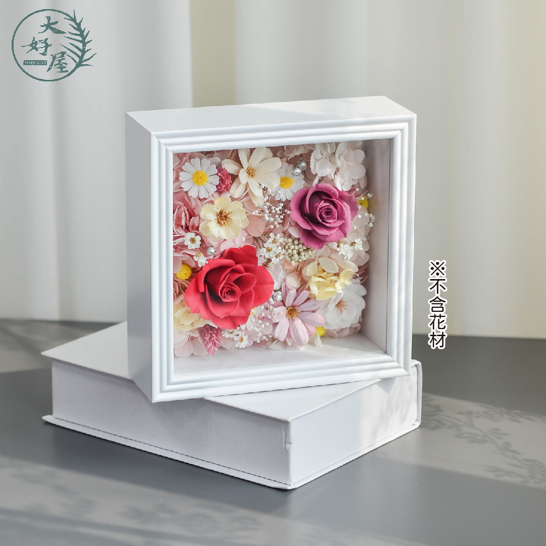 白色方形玻璃花盒