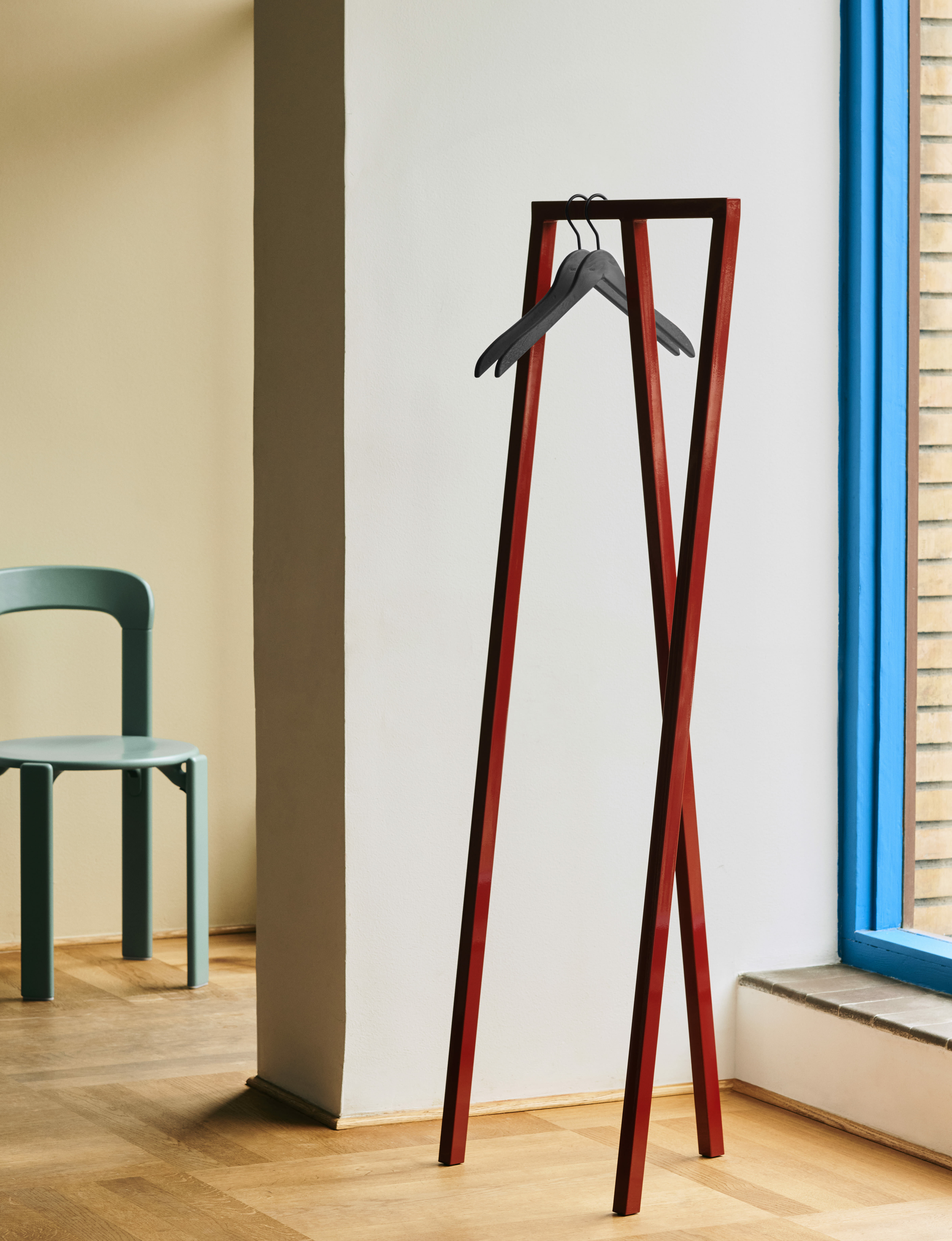 Loop Stand Hall / 環繞衣帽架