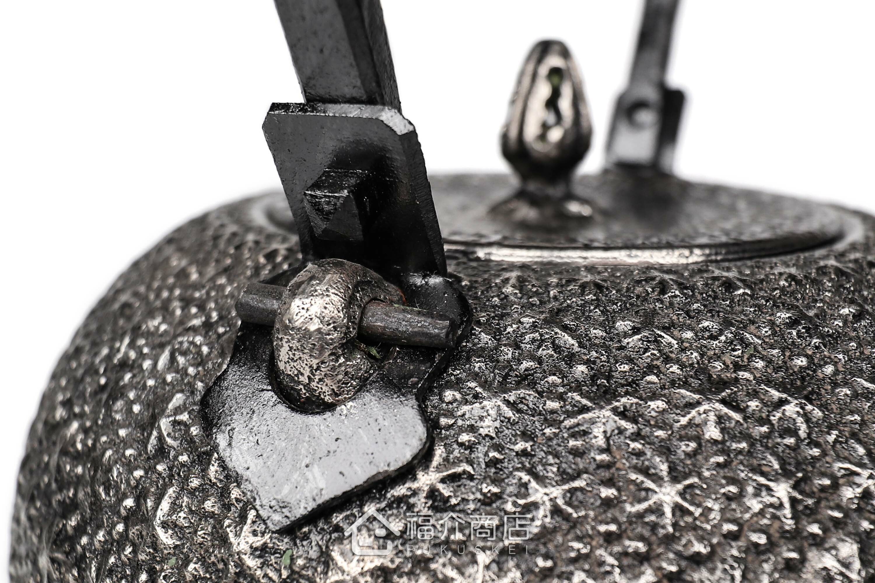 日本薰山工房製作的砂鐵壺