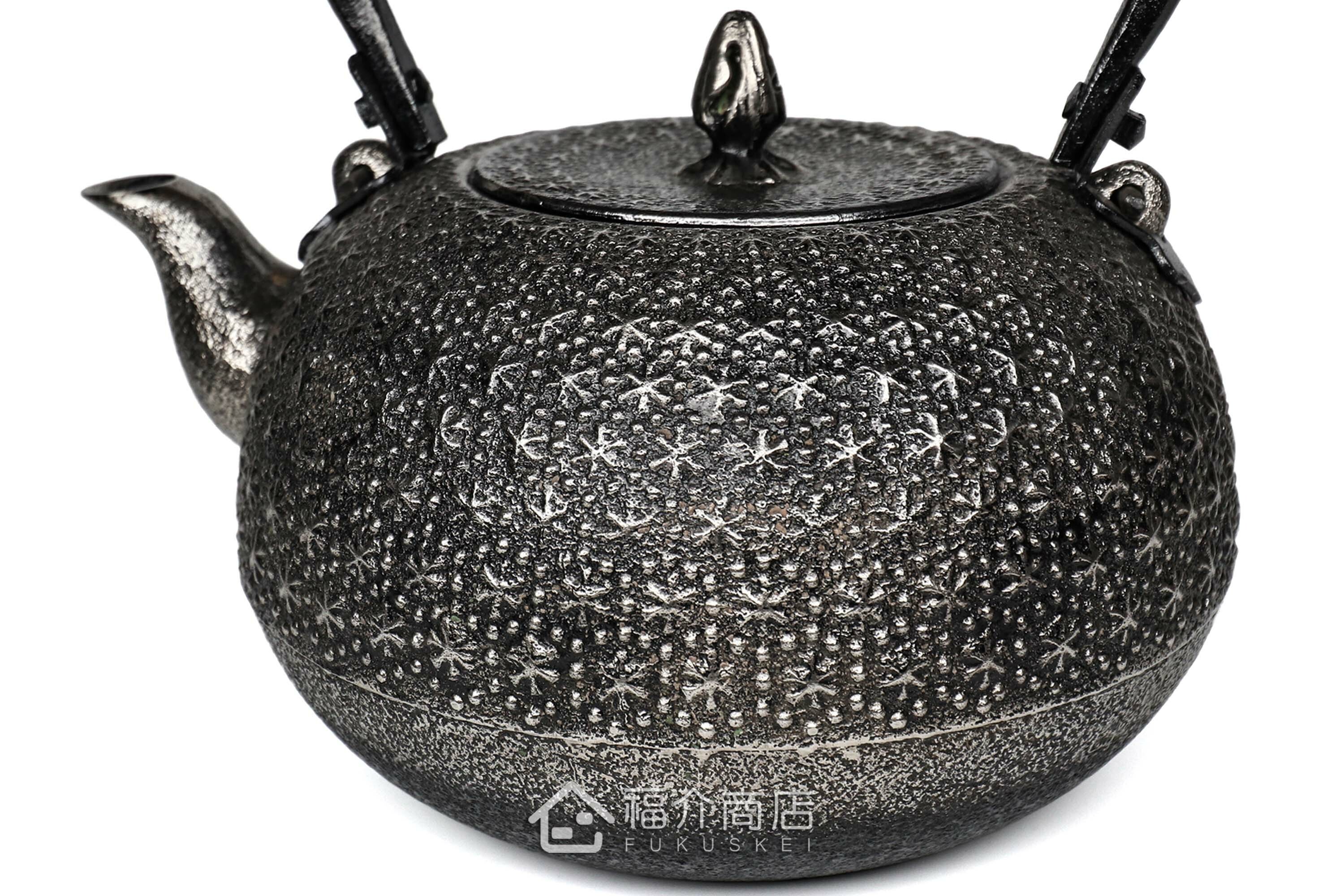 泡茶煮水用的布團型本龜甲紋砂鐵壺