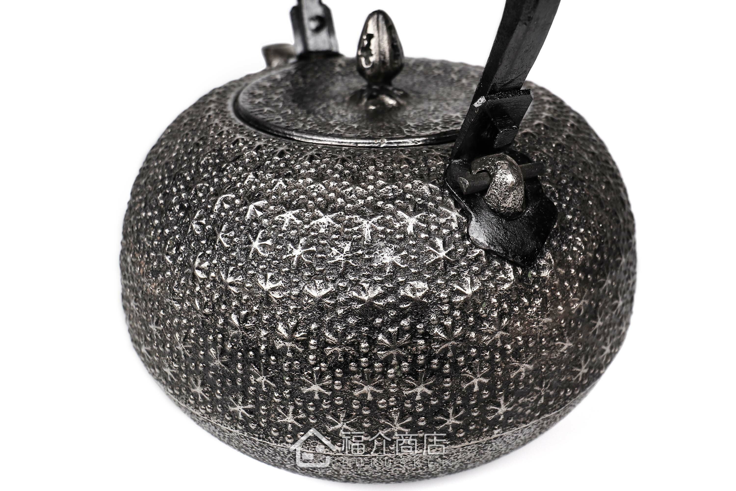 日本薰山工房製作的砂鐵壺