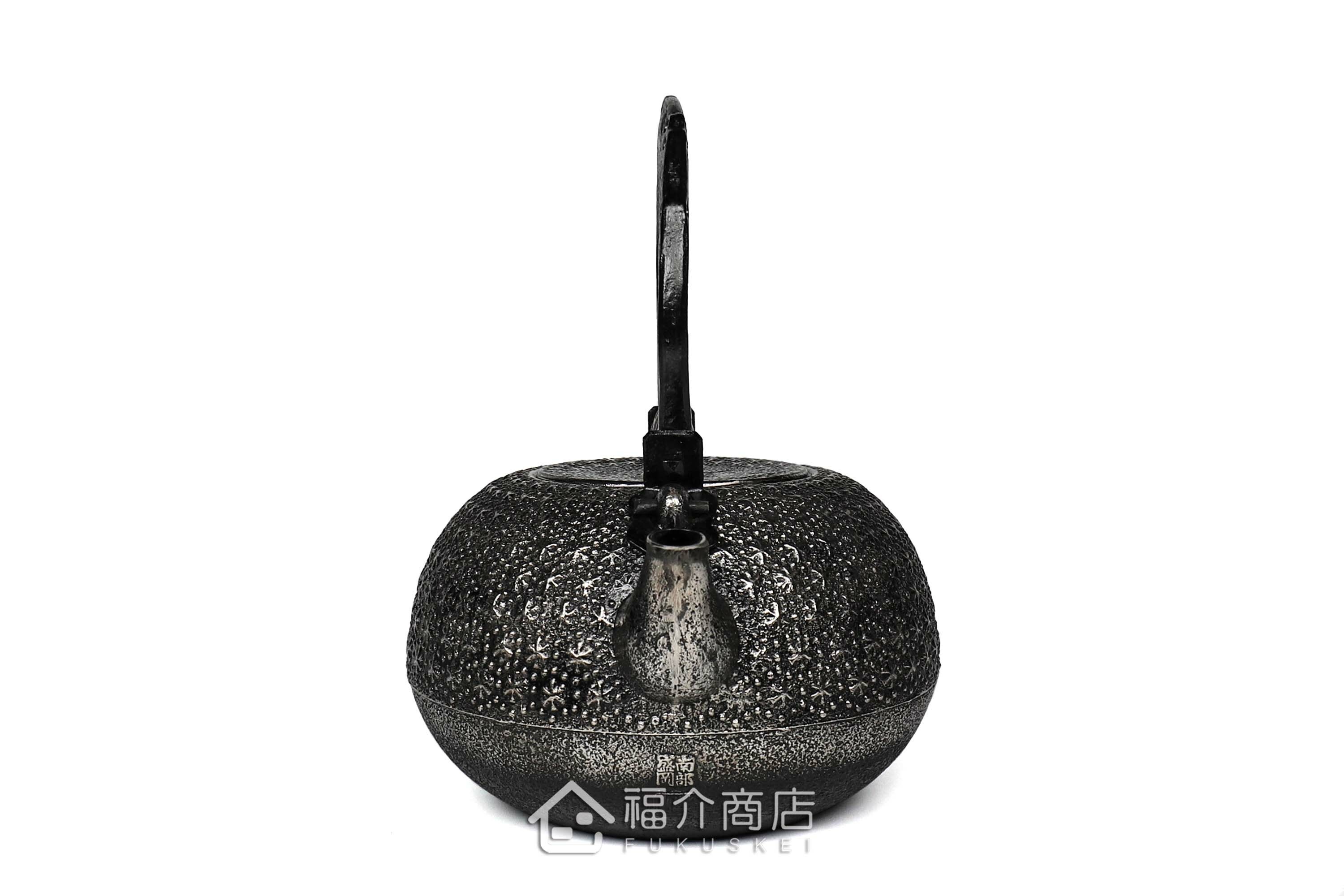 薰山工房製作的泡茶煮水用的布團型本龜甲紋砂鐵壺