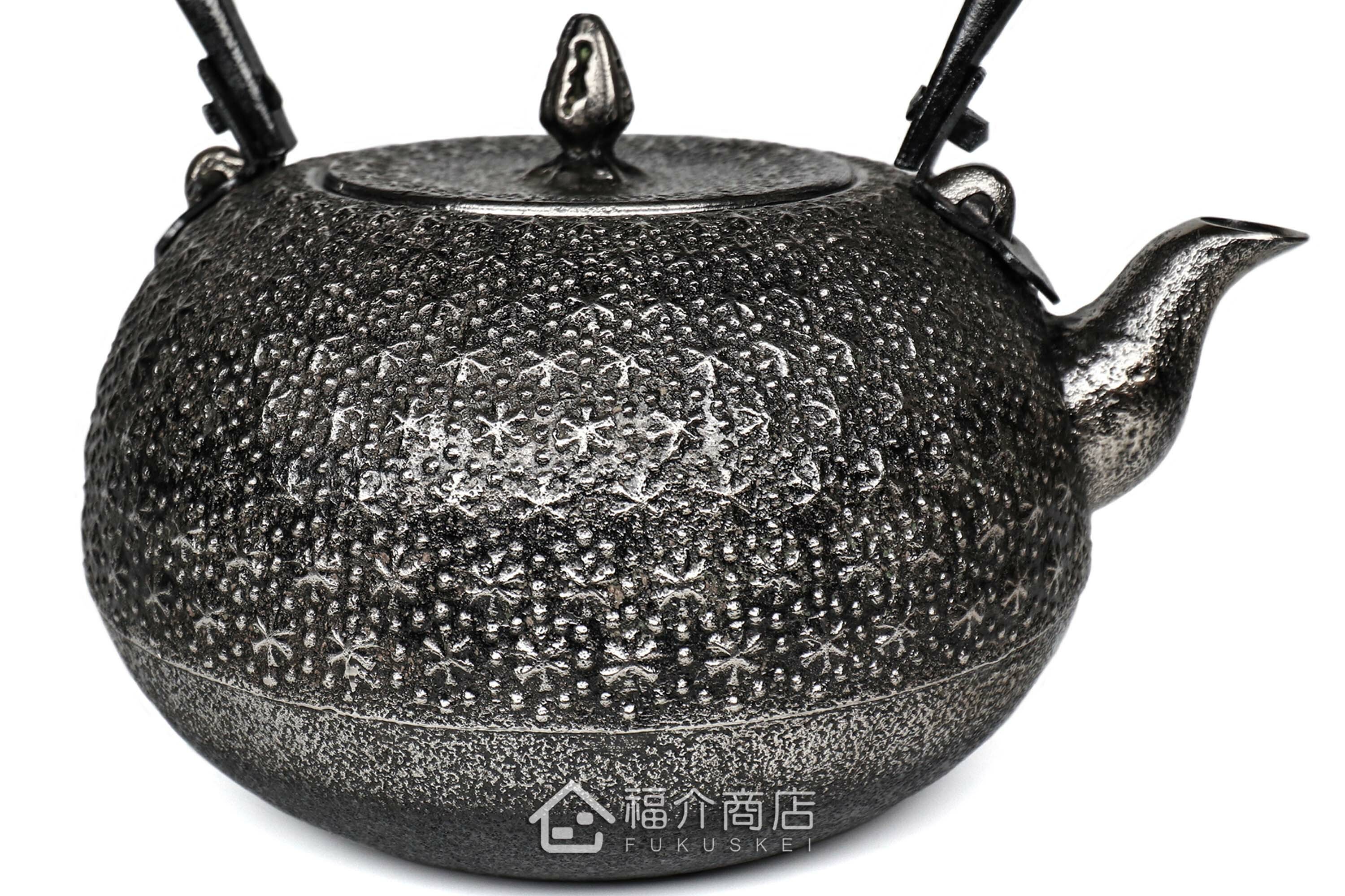 泡茶煮水用的布團型本龜甲紋砂鐵壺