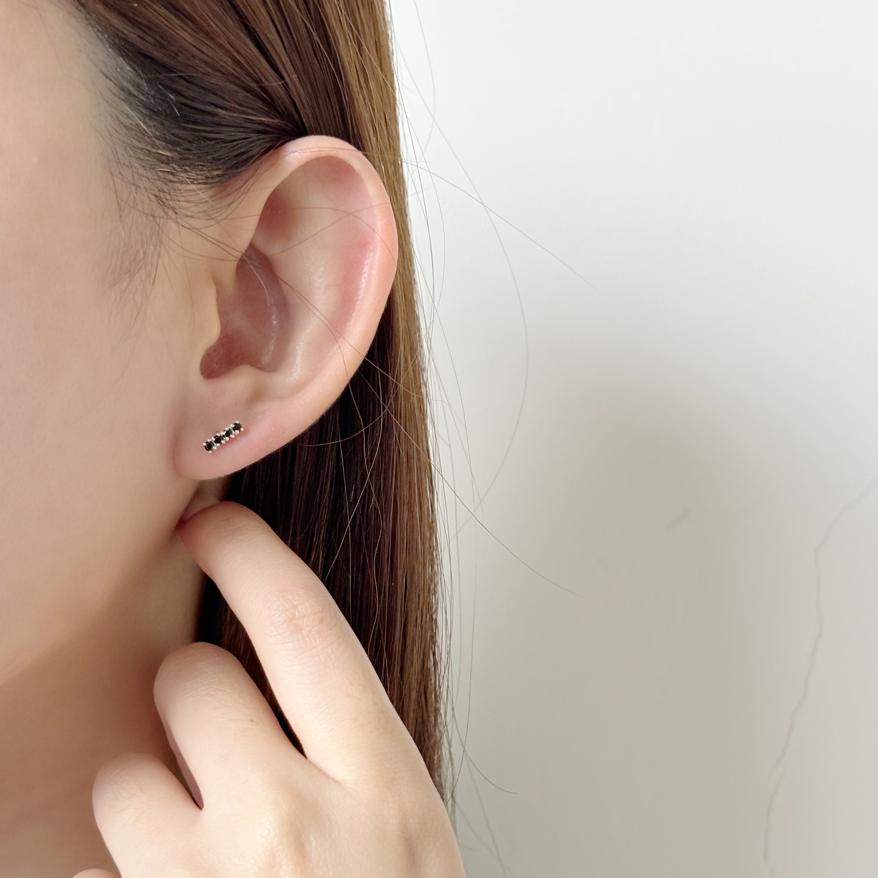 簡約直排黑尖晶轉珠耳環