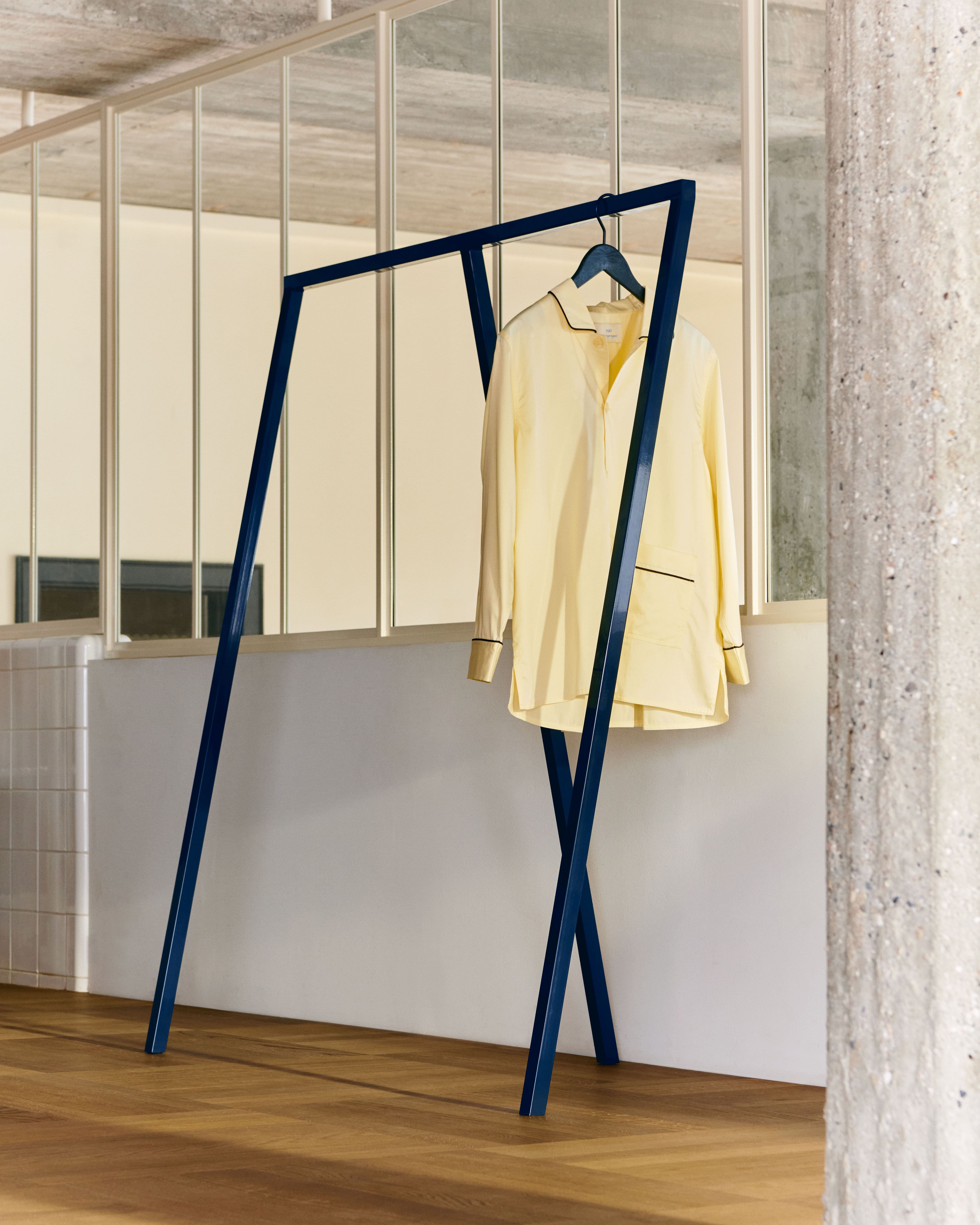 Loop Stand Wardrobe / 環繞大衣帽架